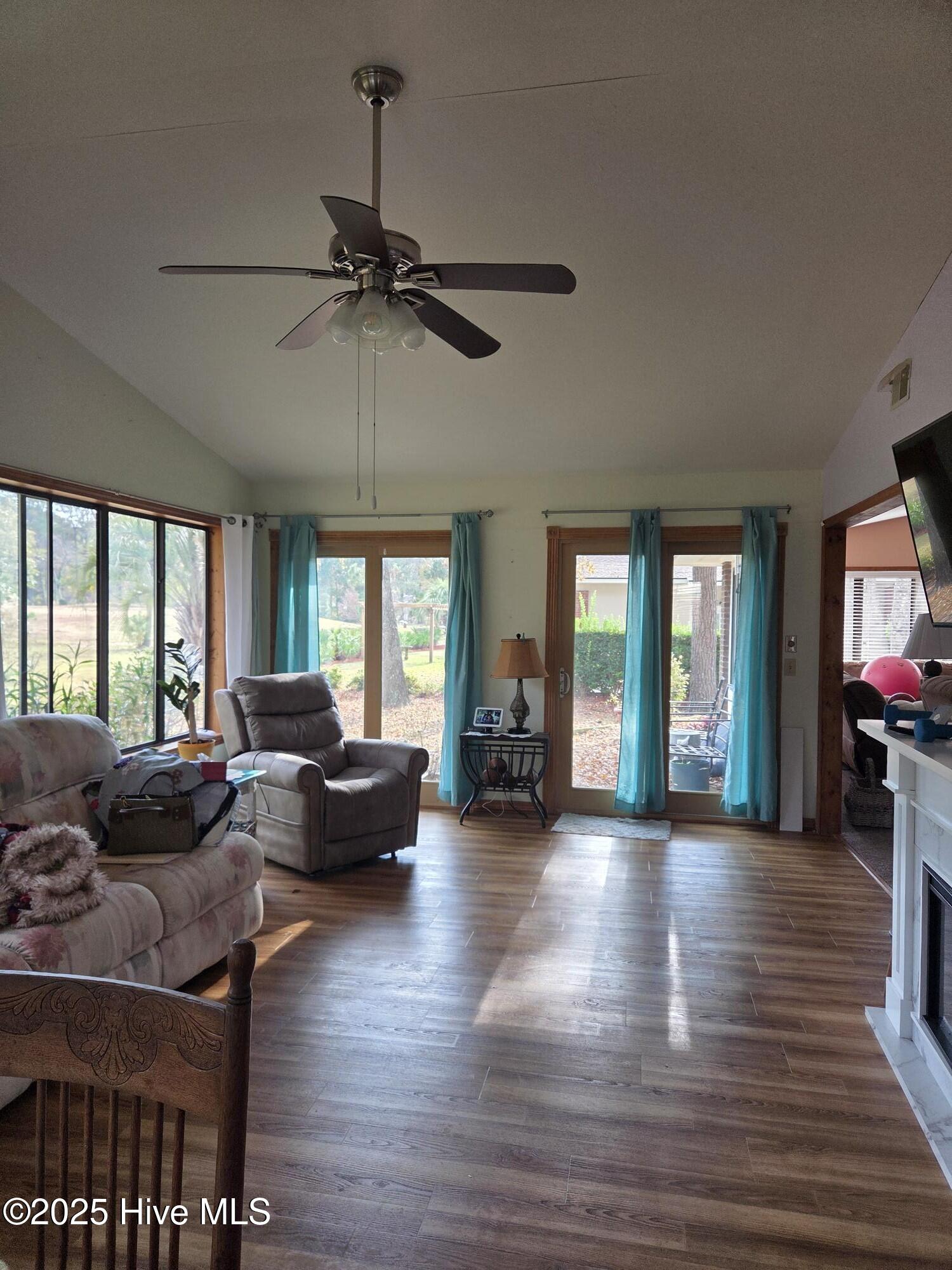 100542613 | Photo 11