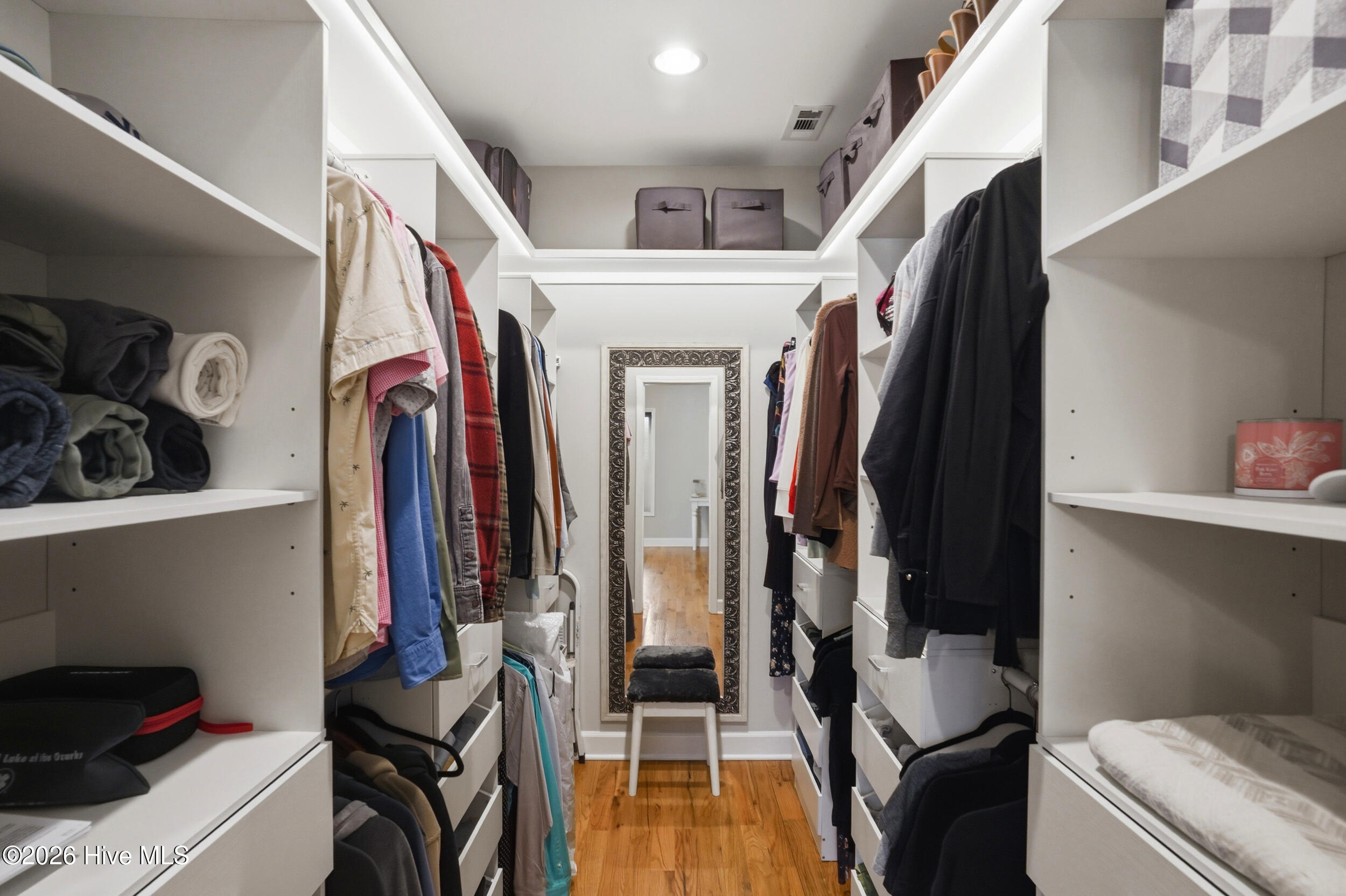 100563300 | Photo 23