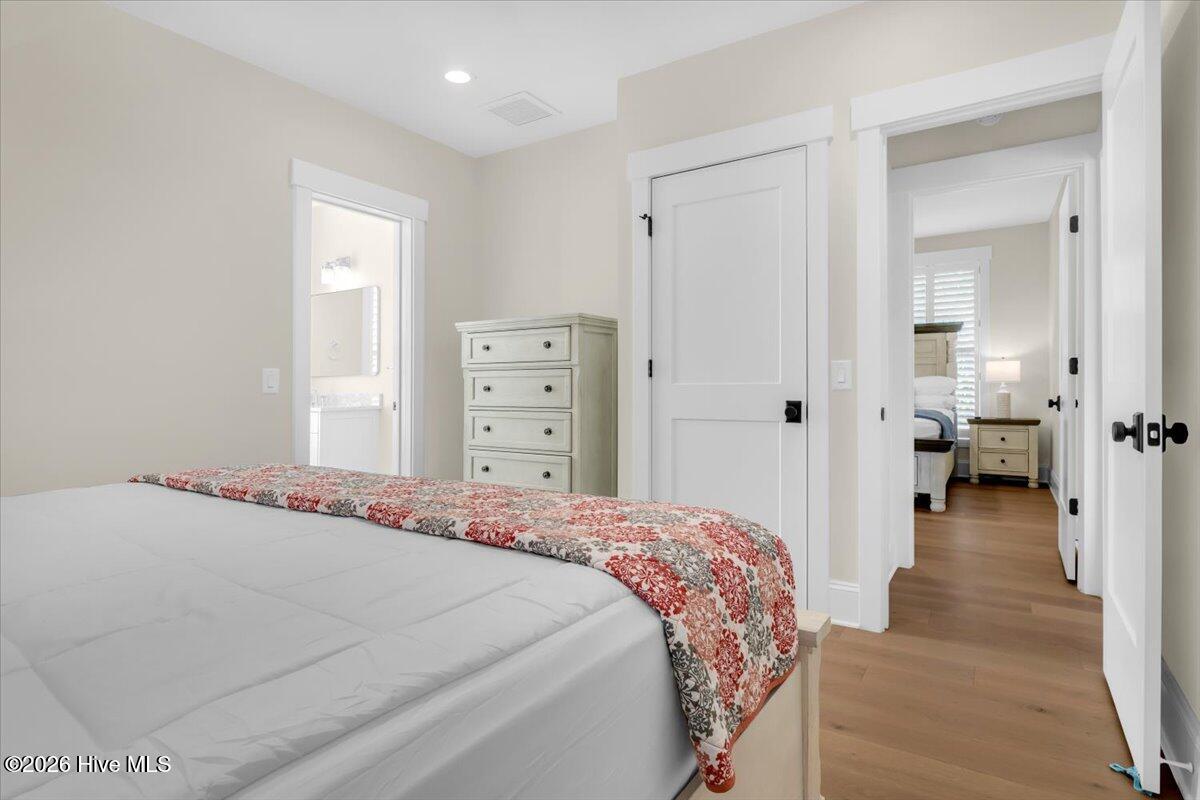 100563677 | Photo 47