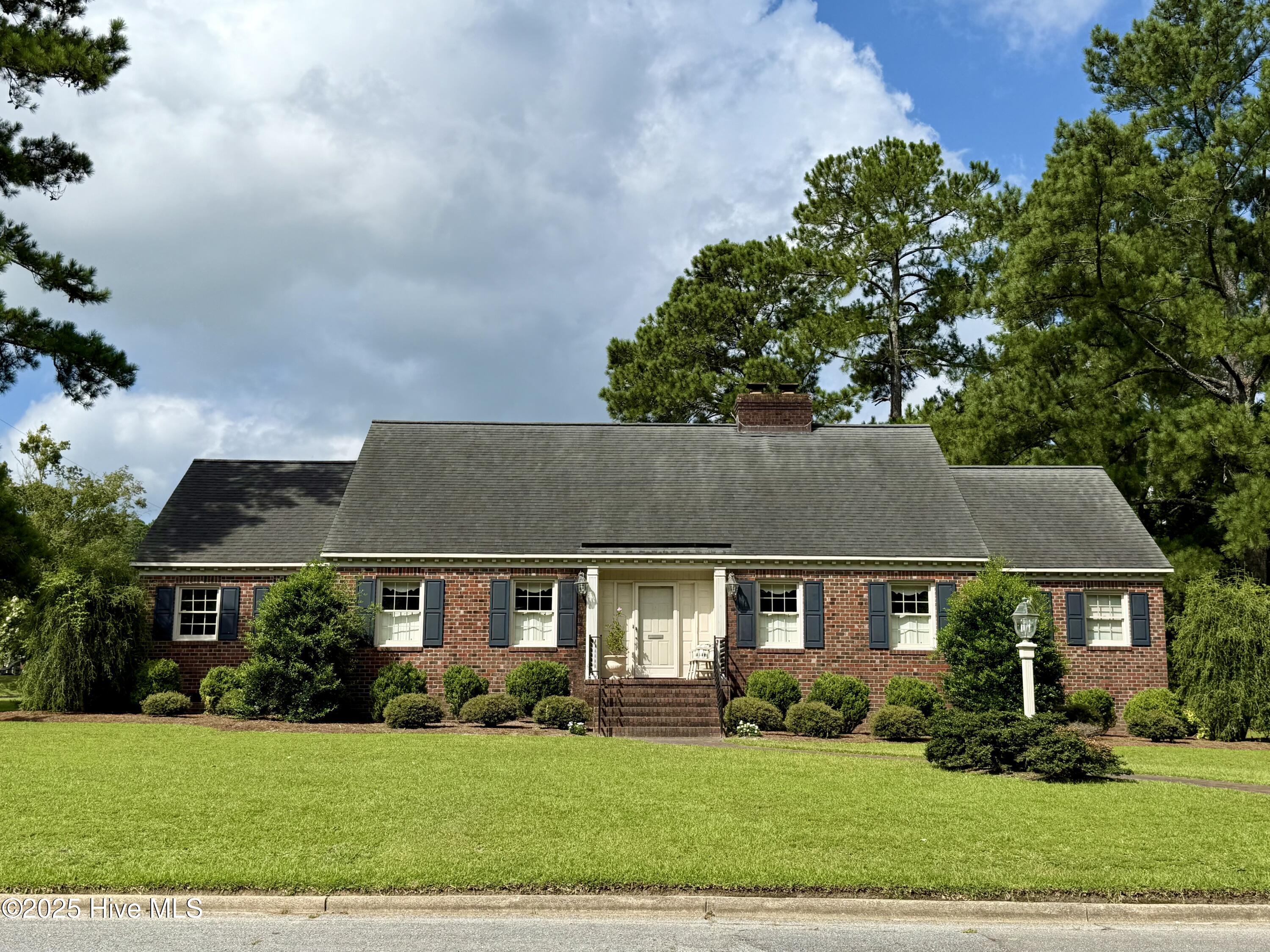 Homes for sale in Williamston, NC | 901 School Dr, Williamston, NC 27892 | MLS# 100520868