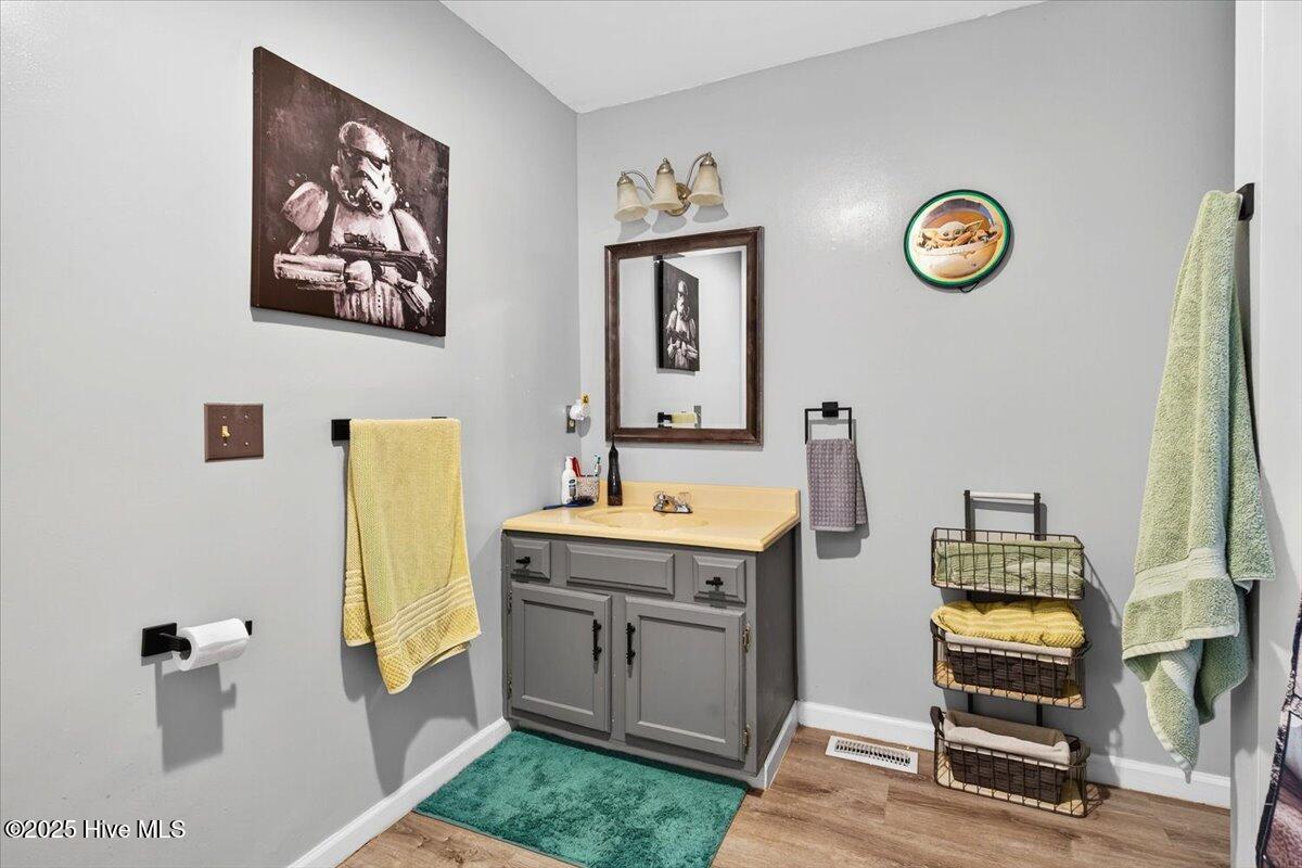 100525090 | Photo 33