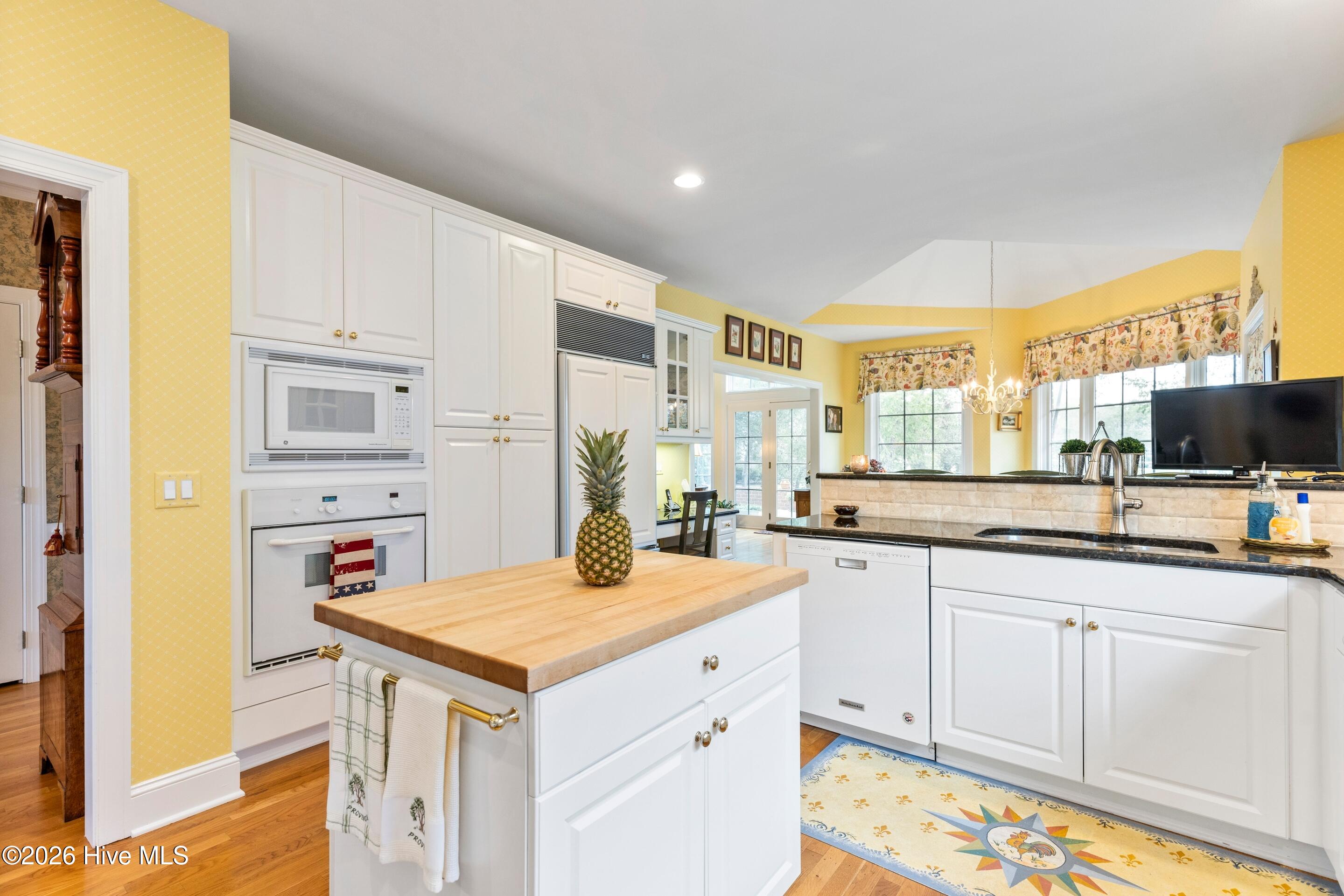 100562190 | Photo 19