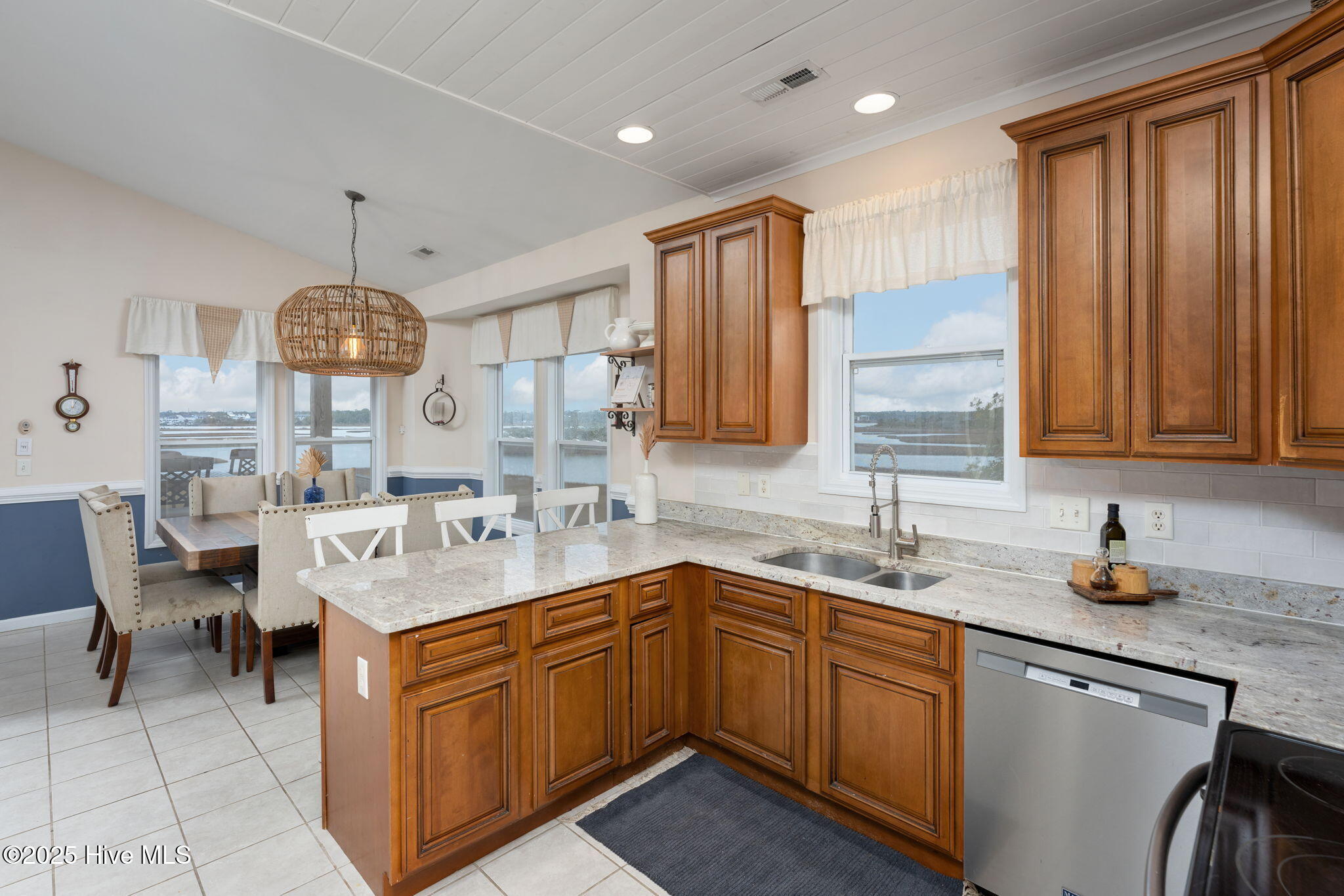 100488869 | Photo 17