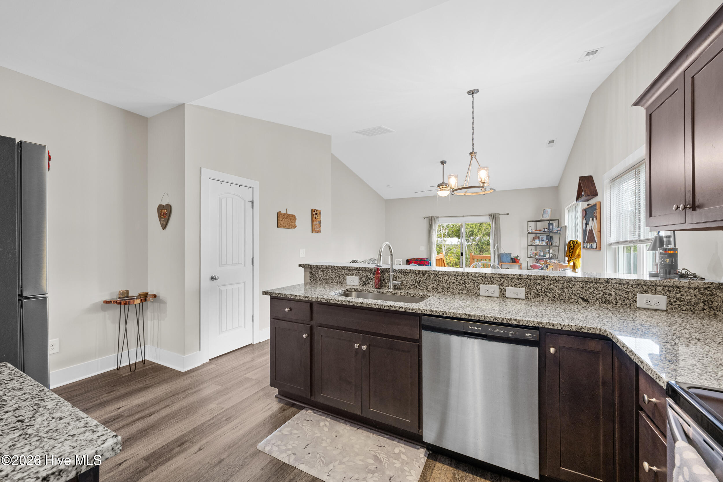 100564785 | Photo 14