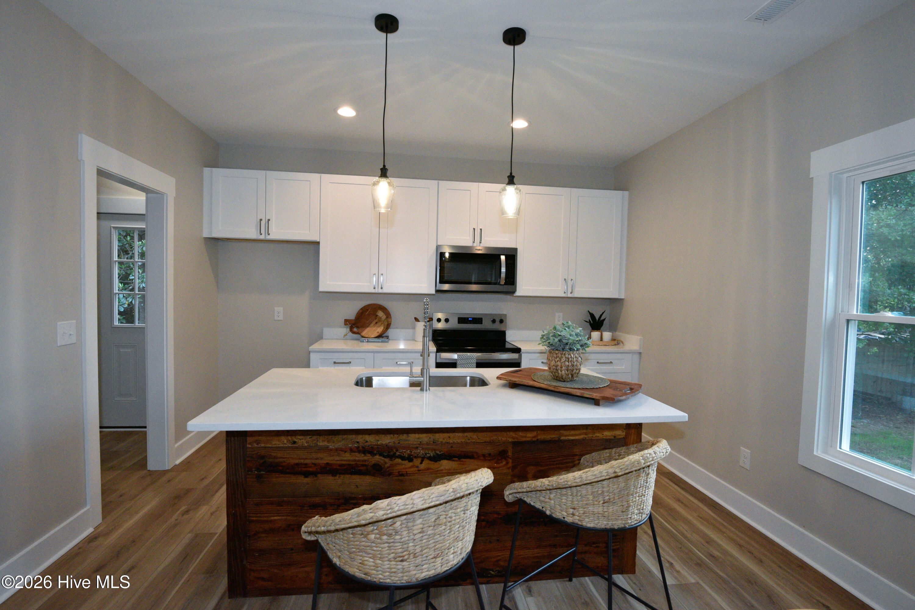 100569320 | Photo 17