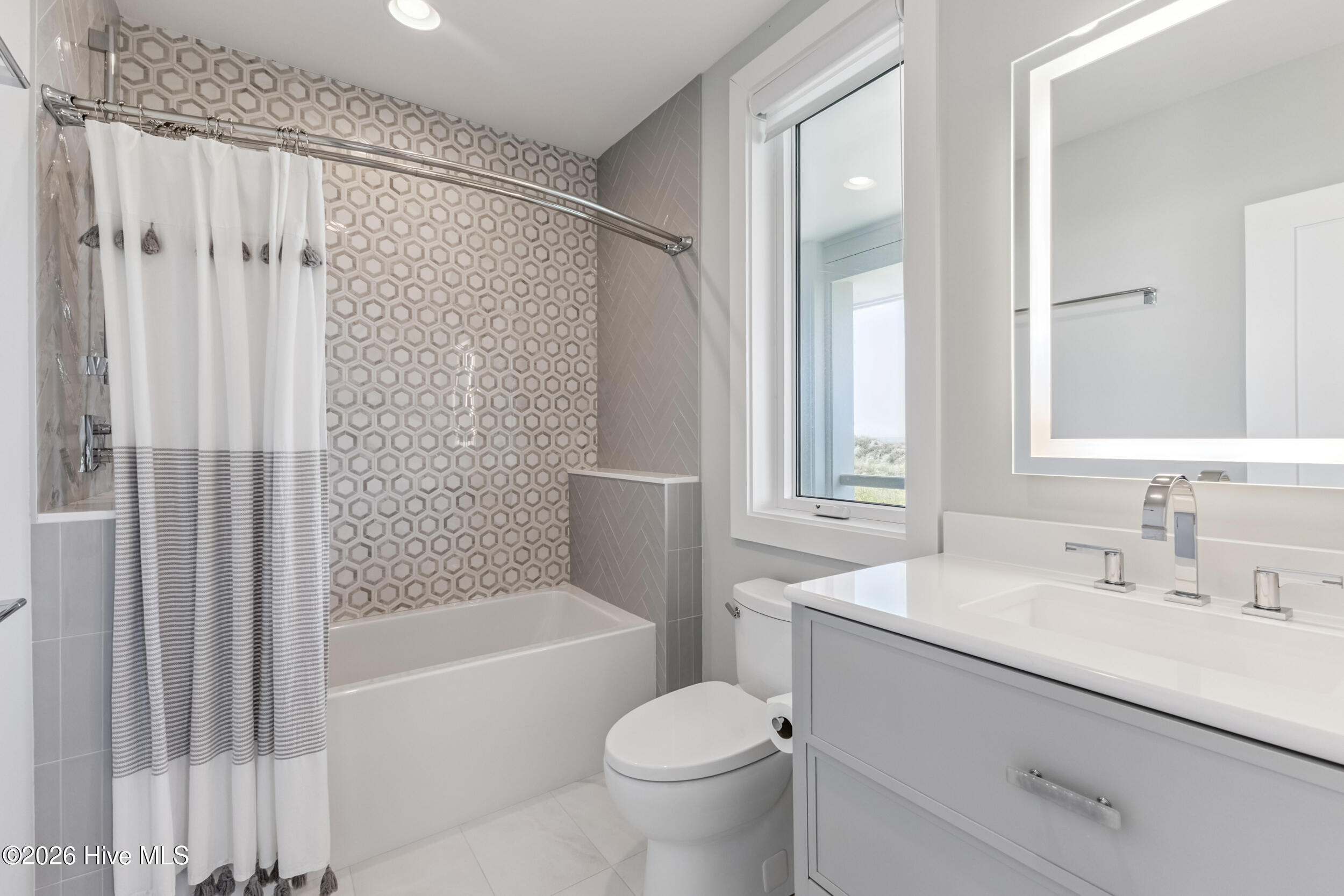 100560711 | Photo 38