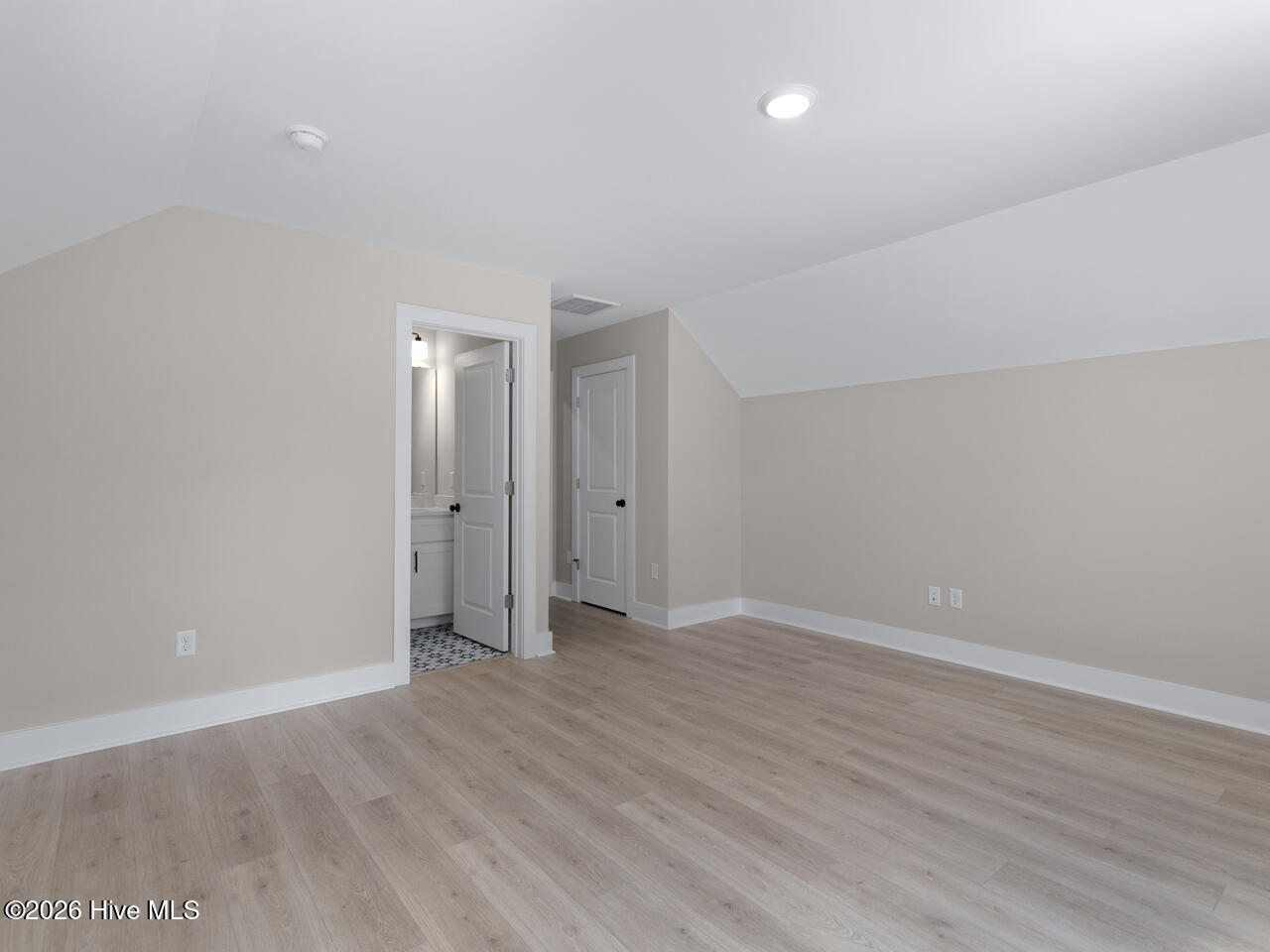 100565274 | Photo 30