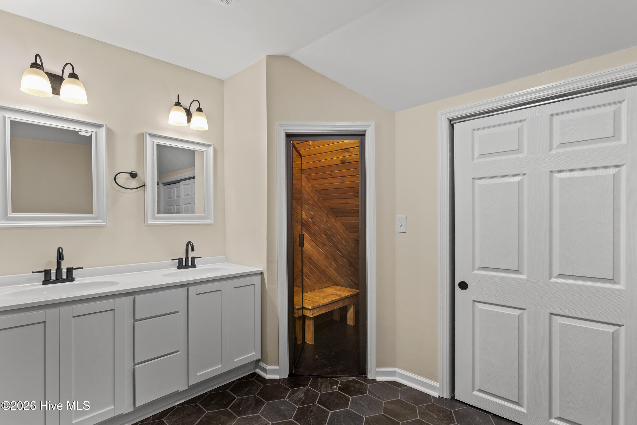 100558512 | Photo 29