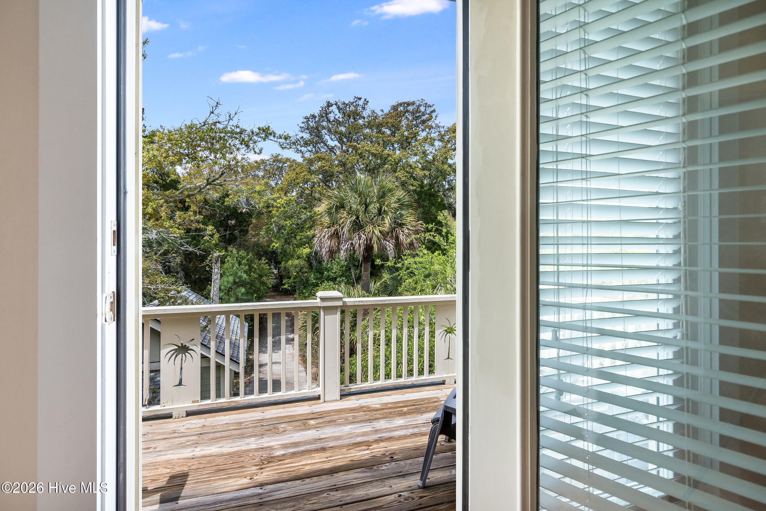 100570305 | Photo 32