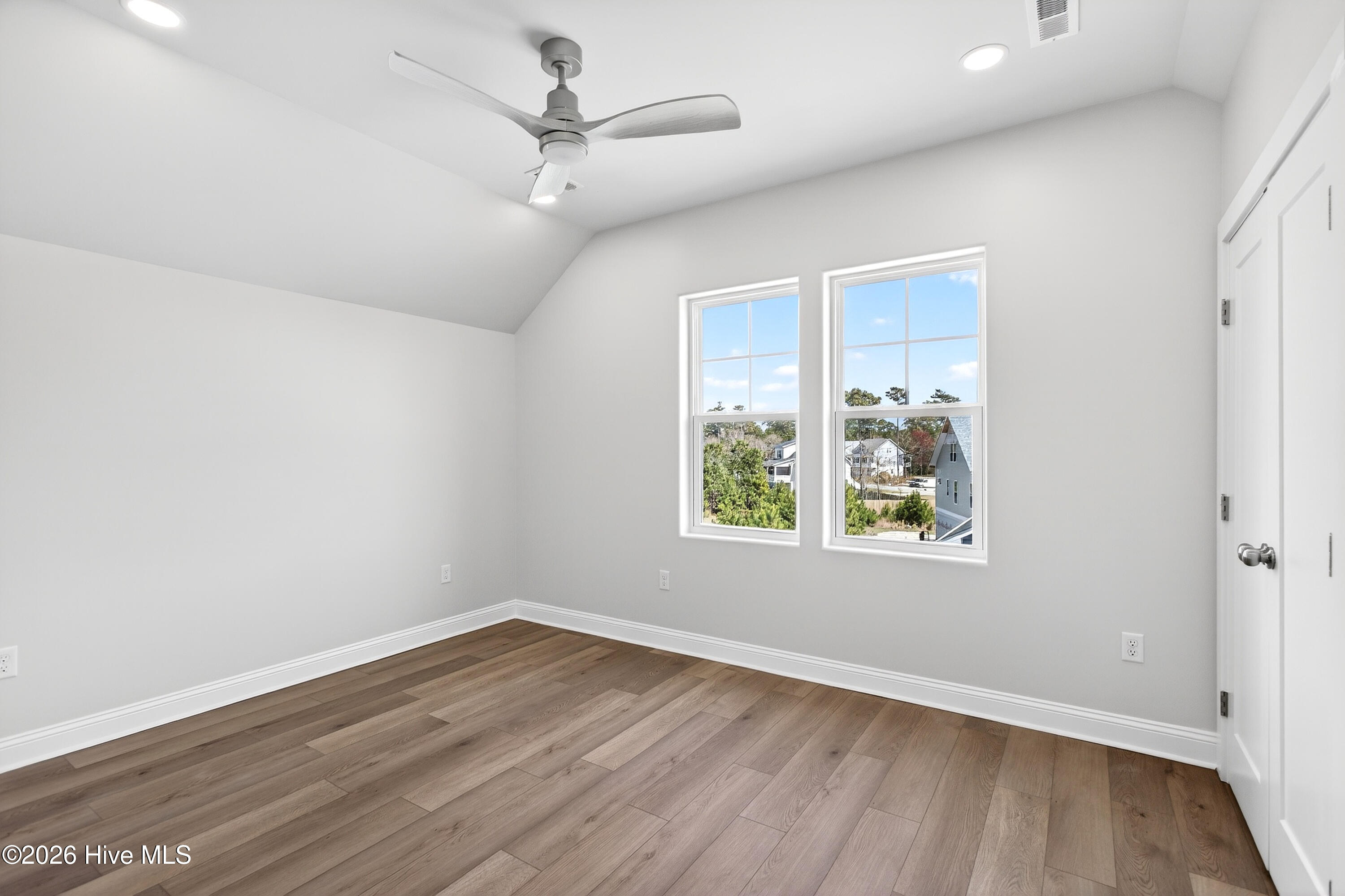 100559687 | Photo 26