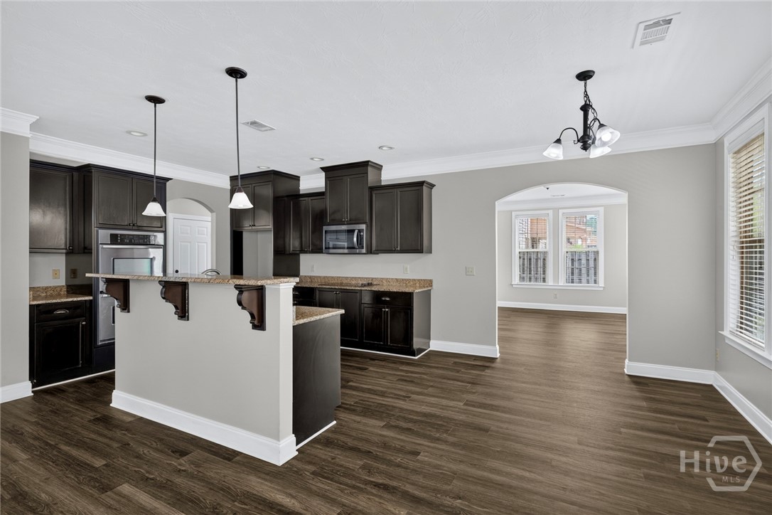 Breakfast bar plus casual dining area in the kitchen