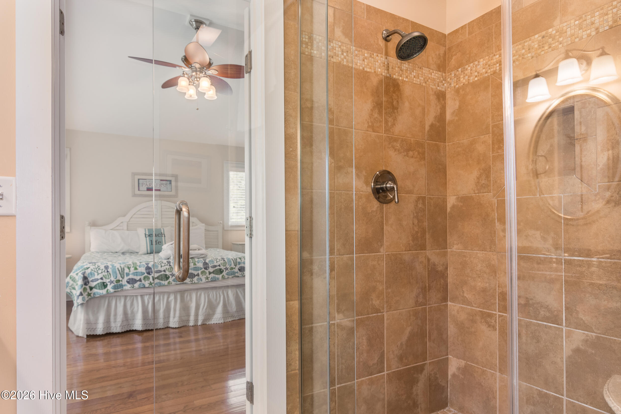 100570305 | Photo 30