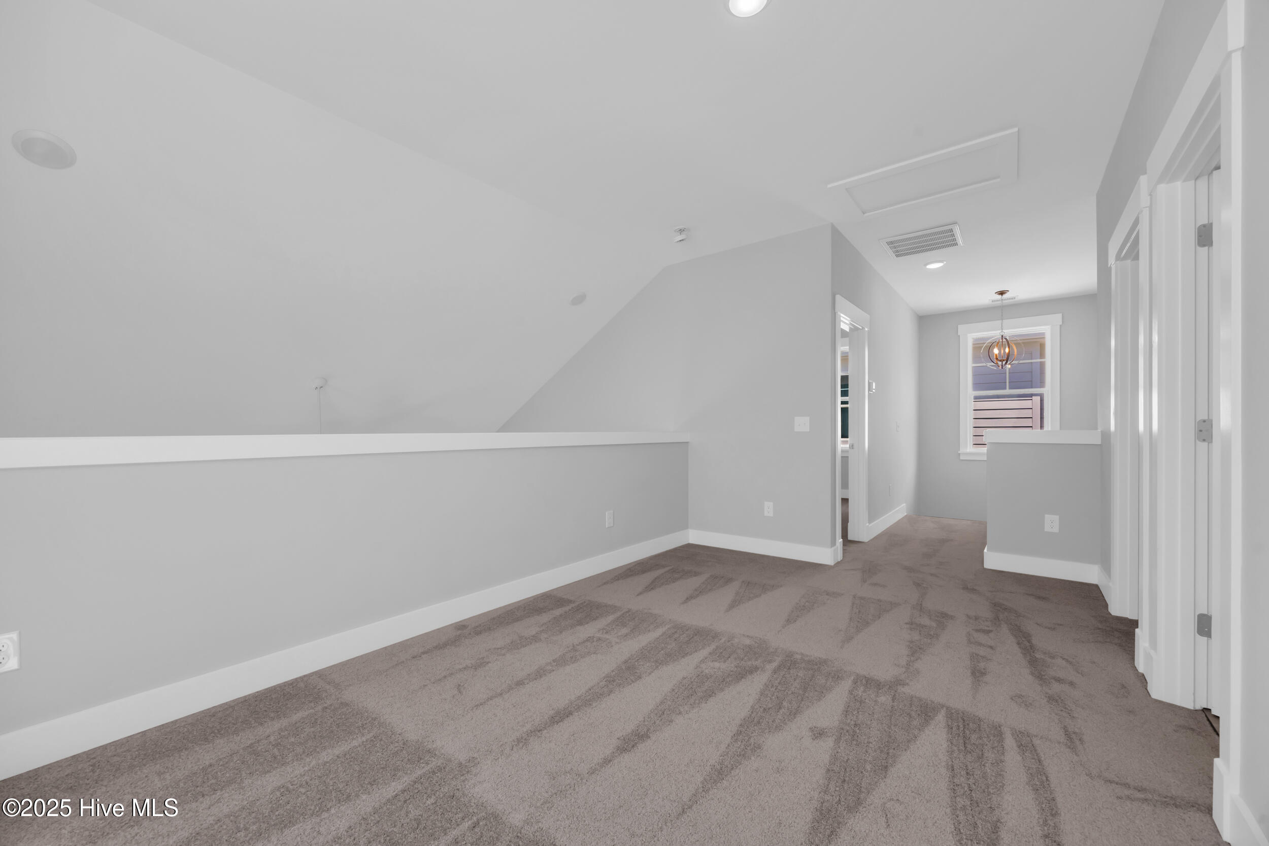 100547988 | Photo 15