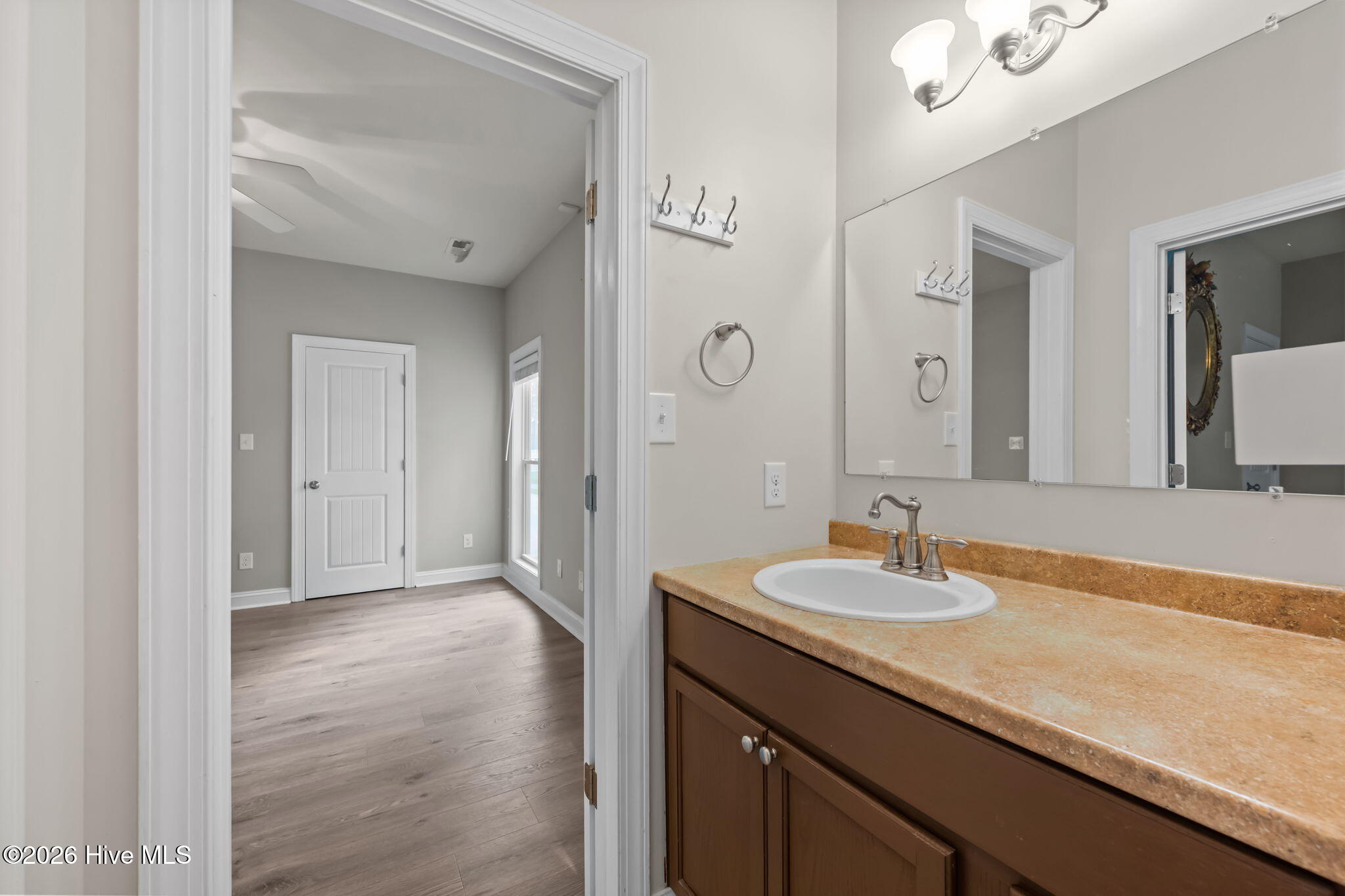 100562533 | Photo 33