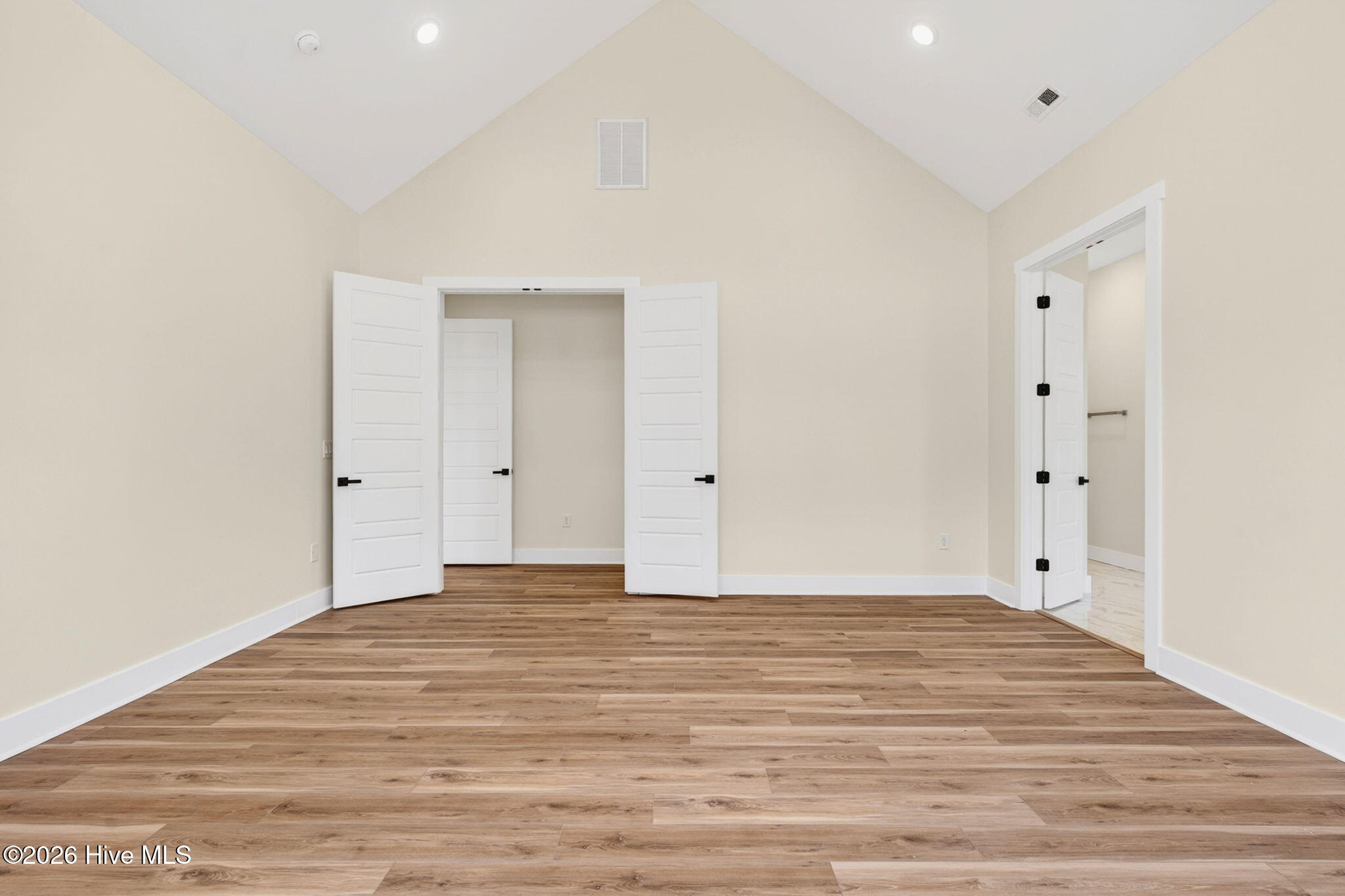 100568512 | Photo 32