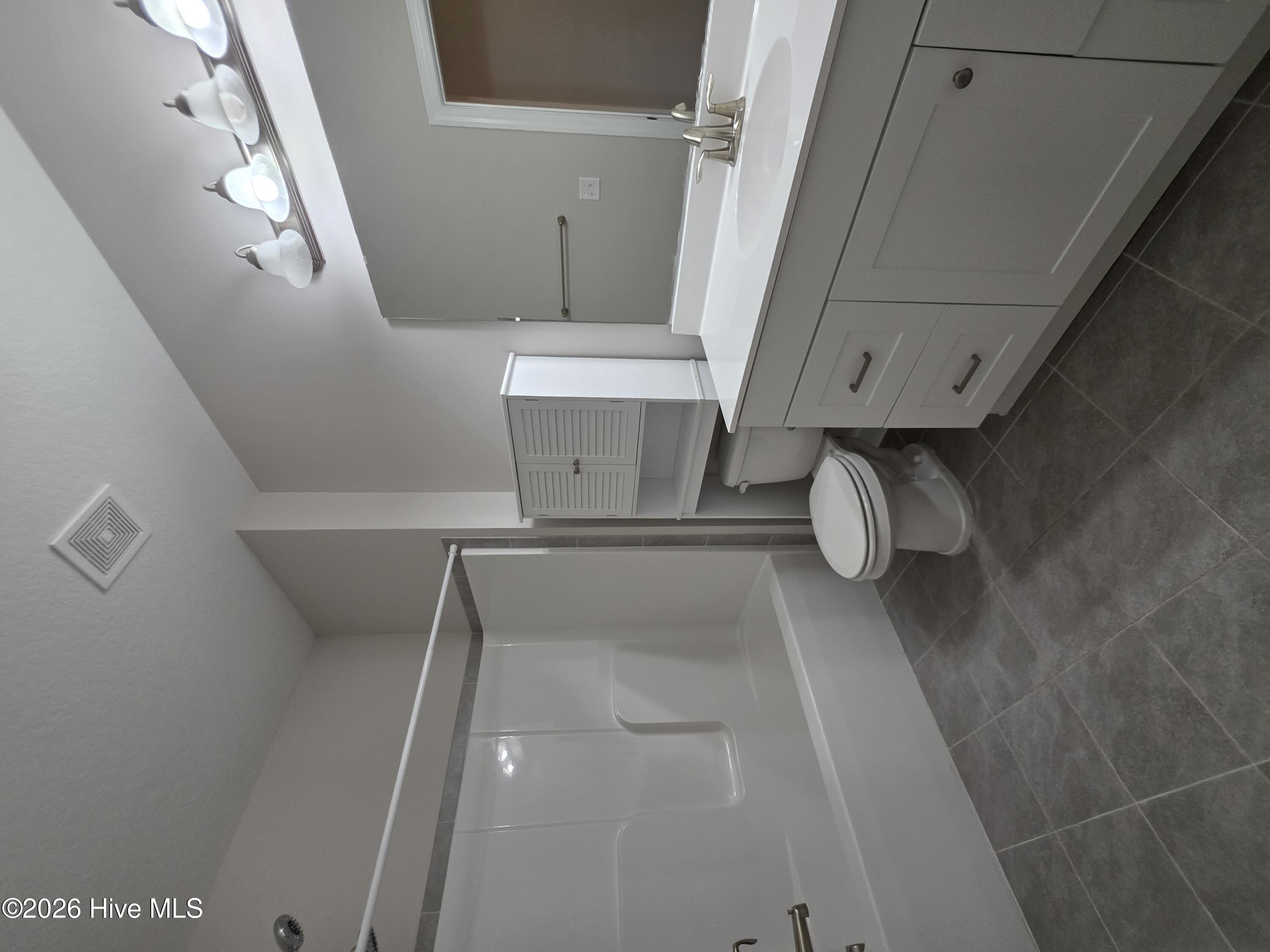 100562306 | Photo 12