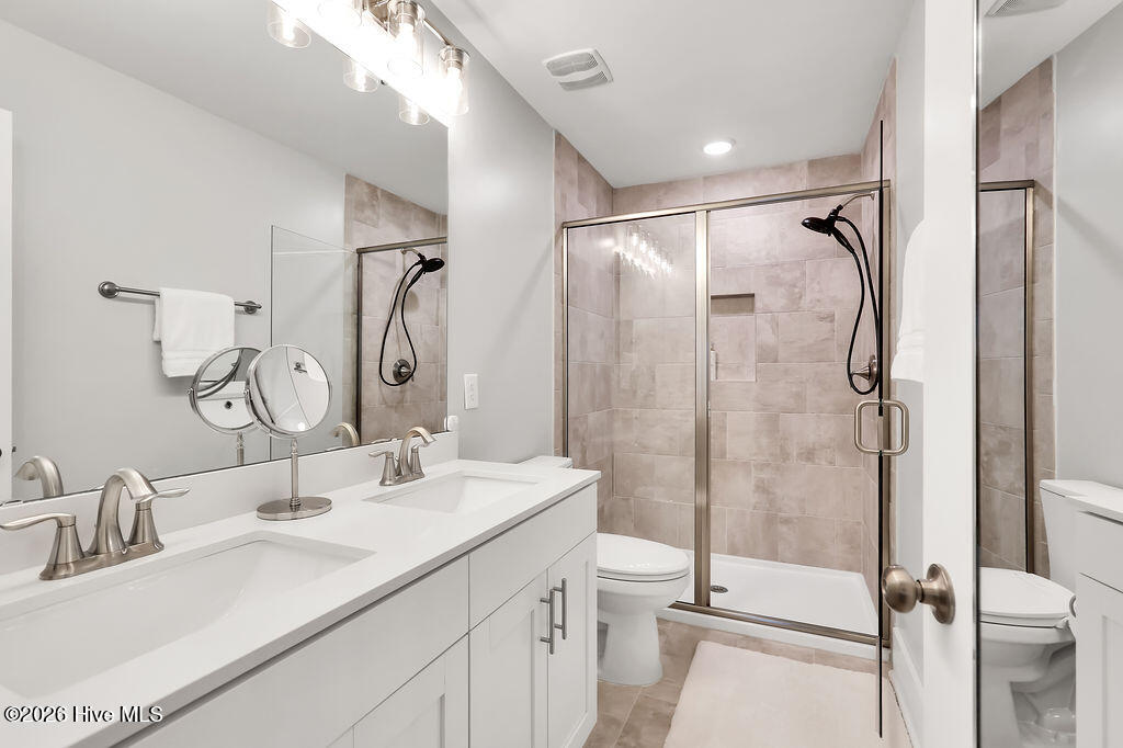 100549717 | Photo 24