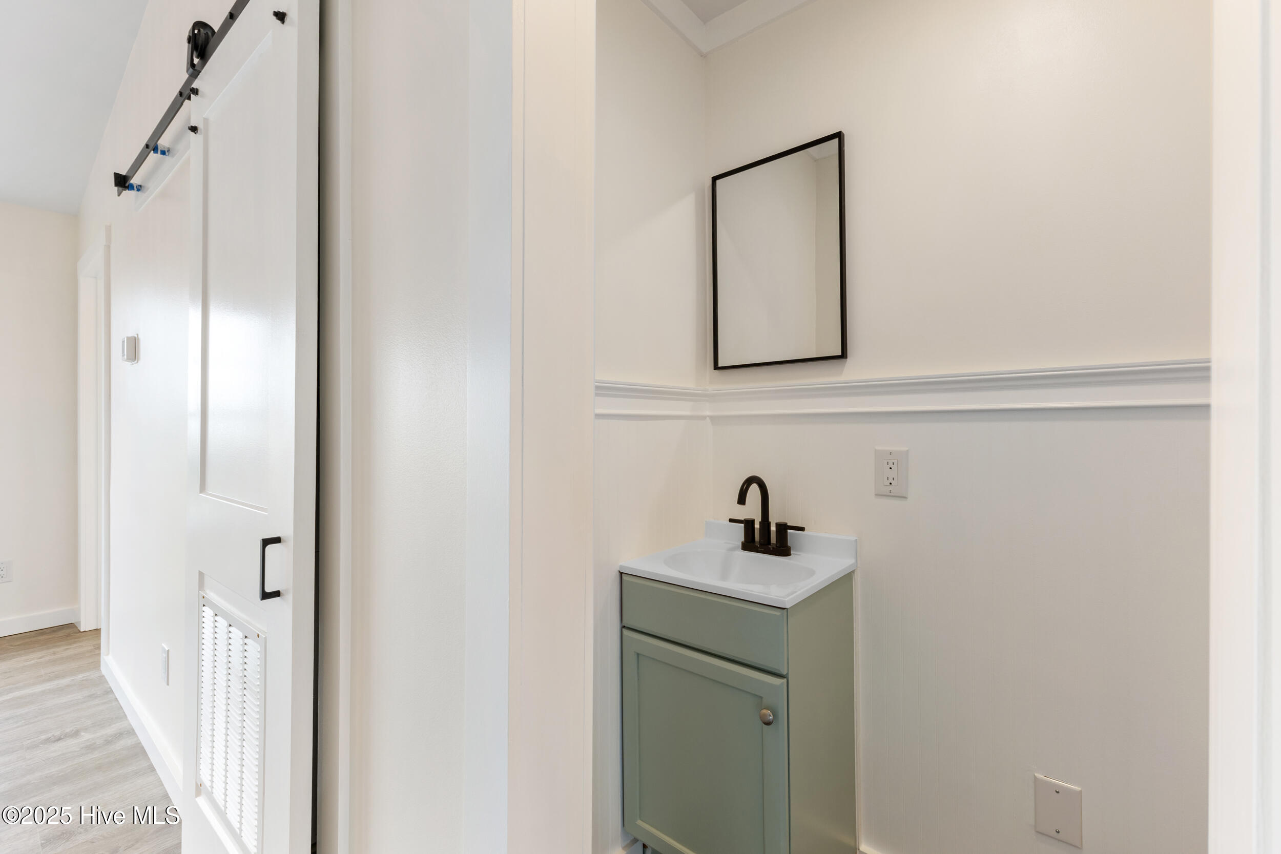 100542875 | Photo 22