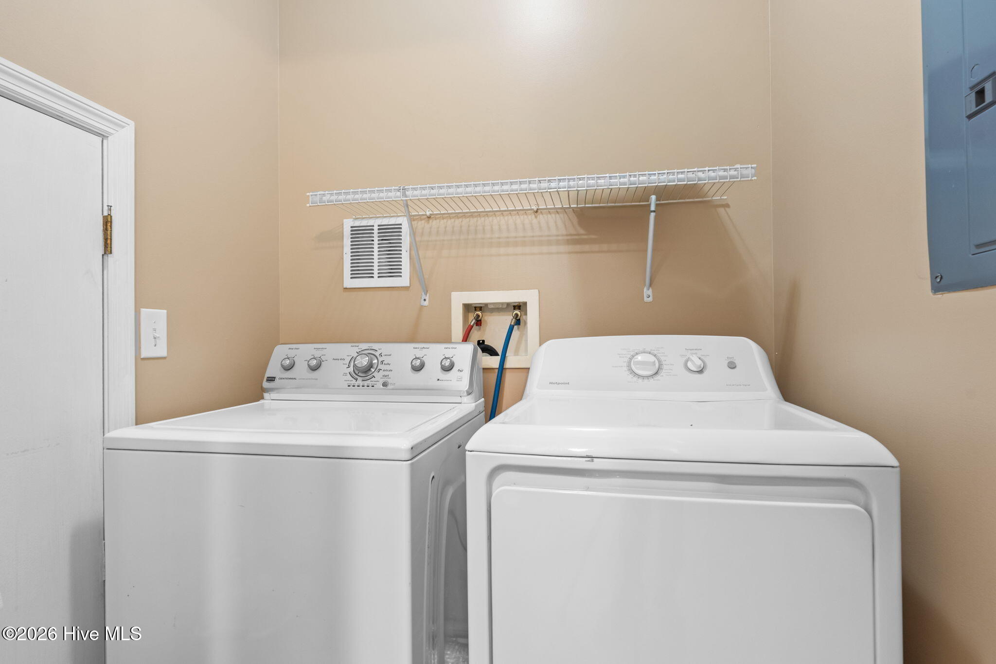 100570592 | Photo 41