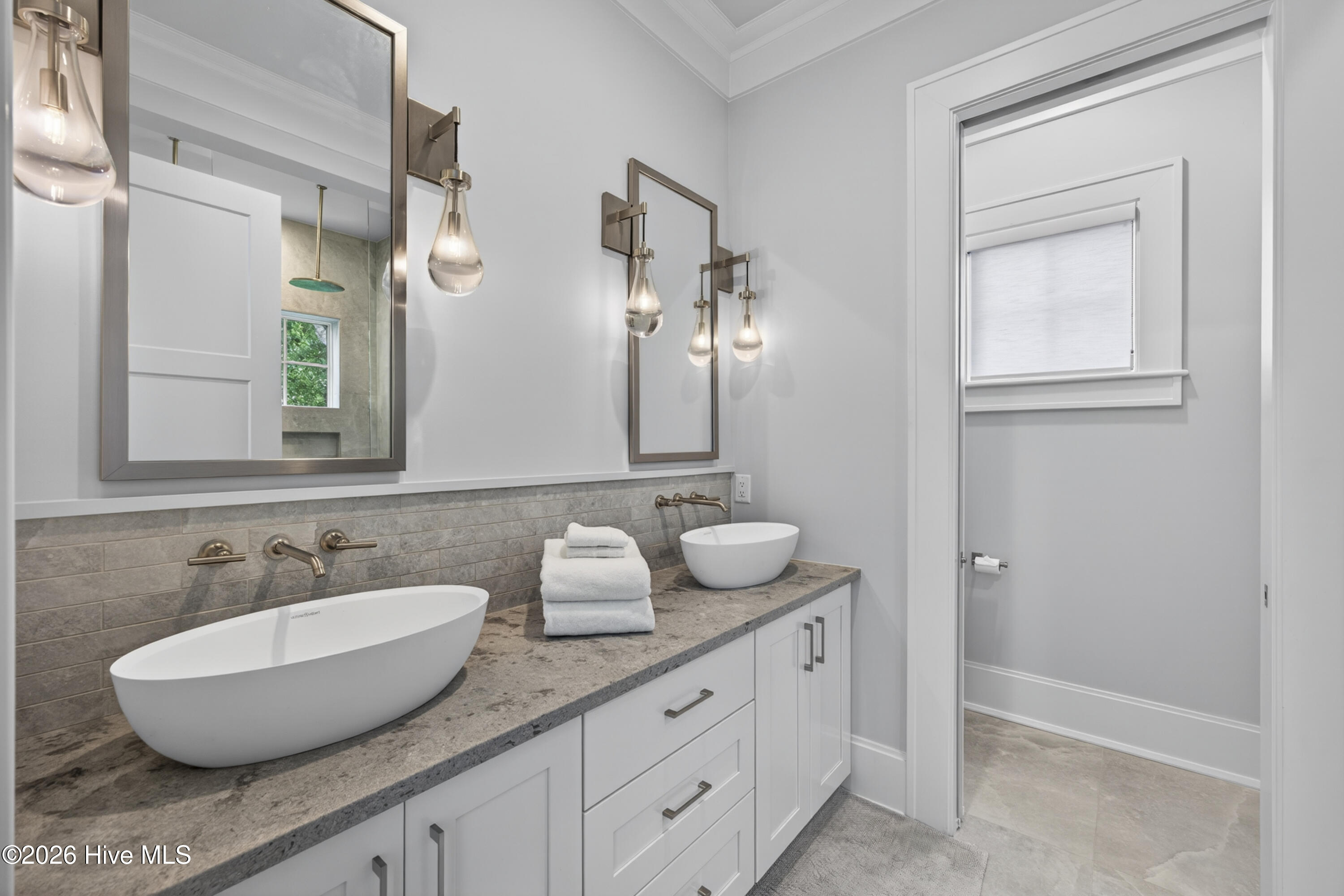 100566186 | Photo 40