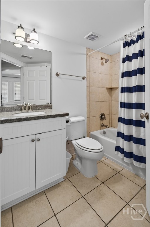 Bathroom 2, with hall access