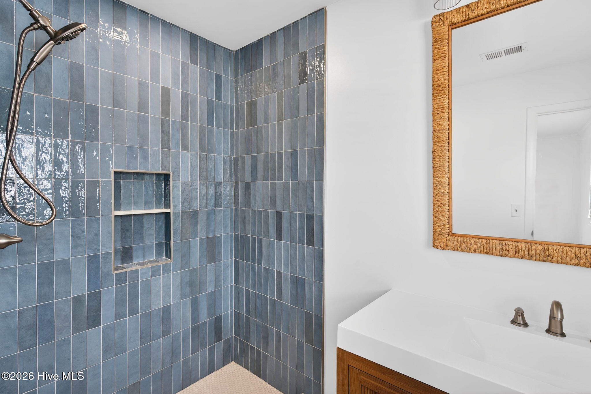 100548293 | Photo 14