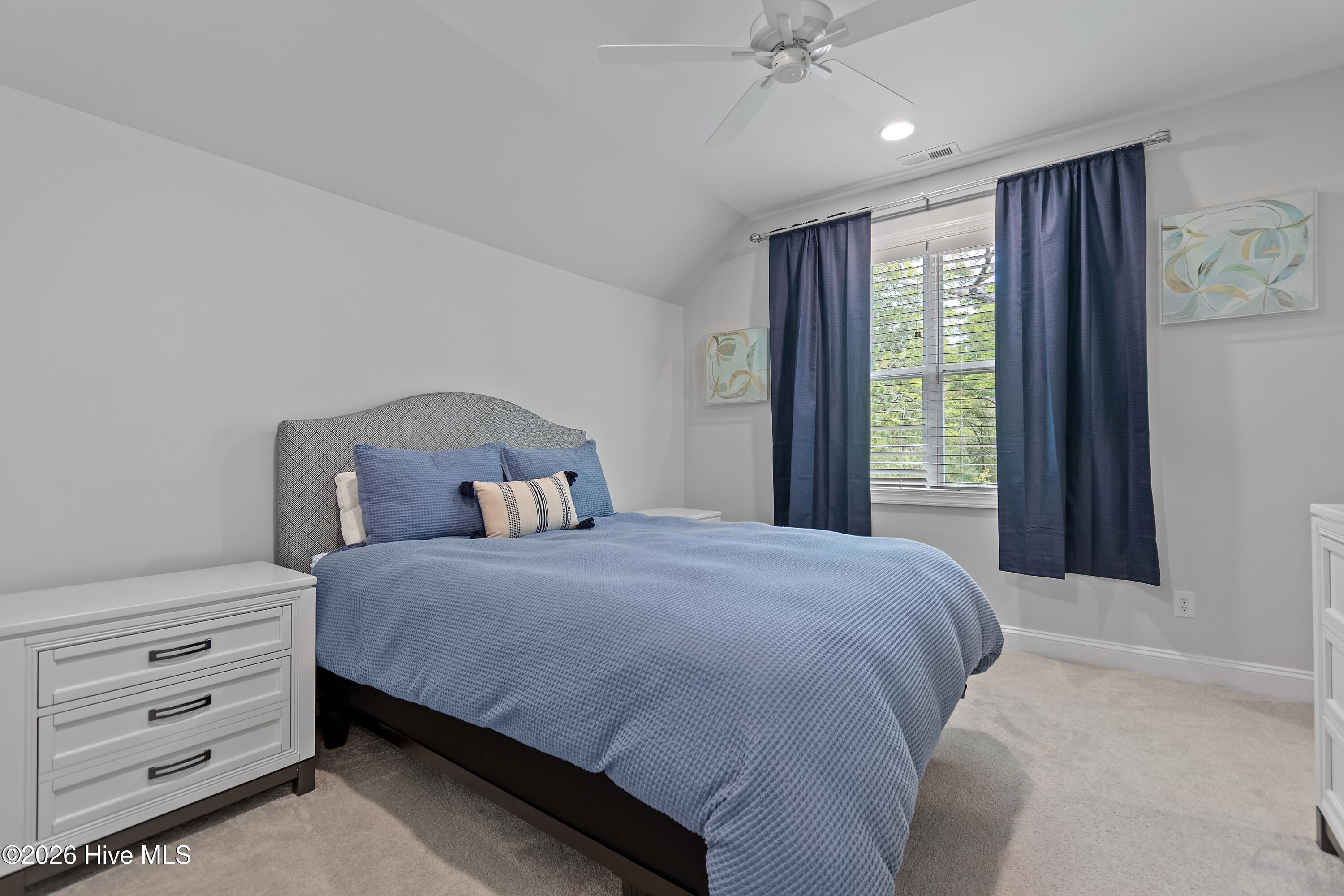 100565017 | Photo 38