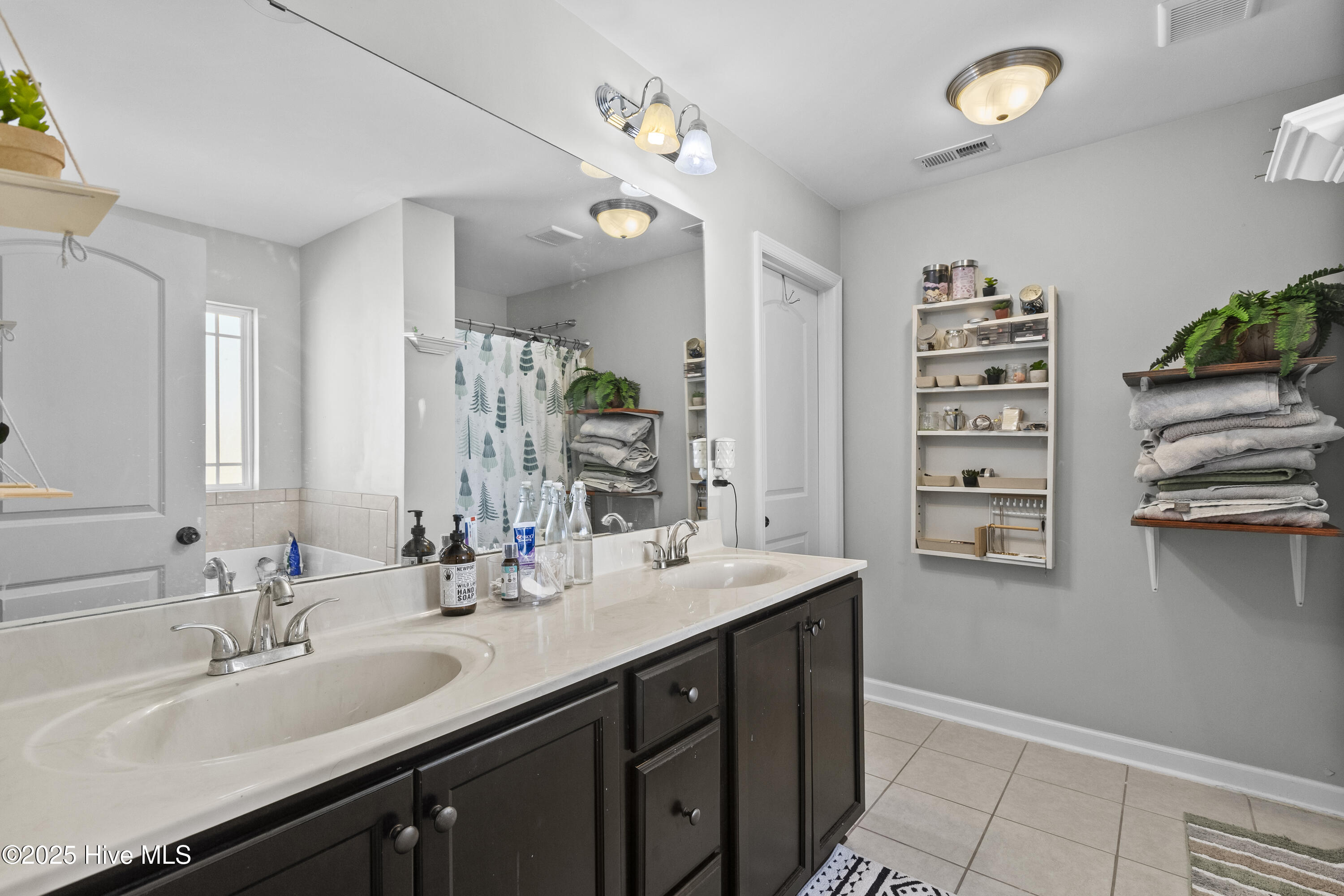 100545140 | Photo 23