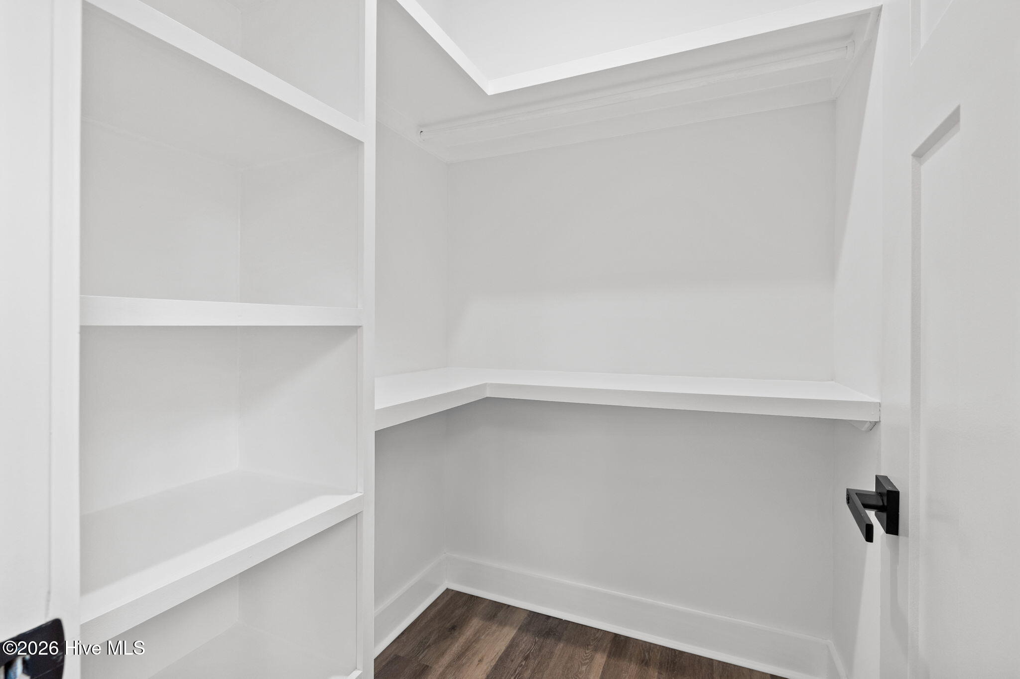 100528197 | Photo 27