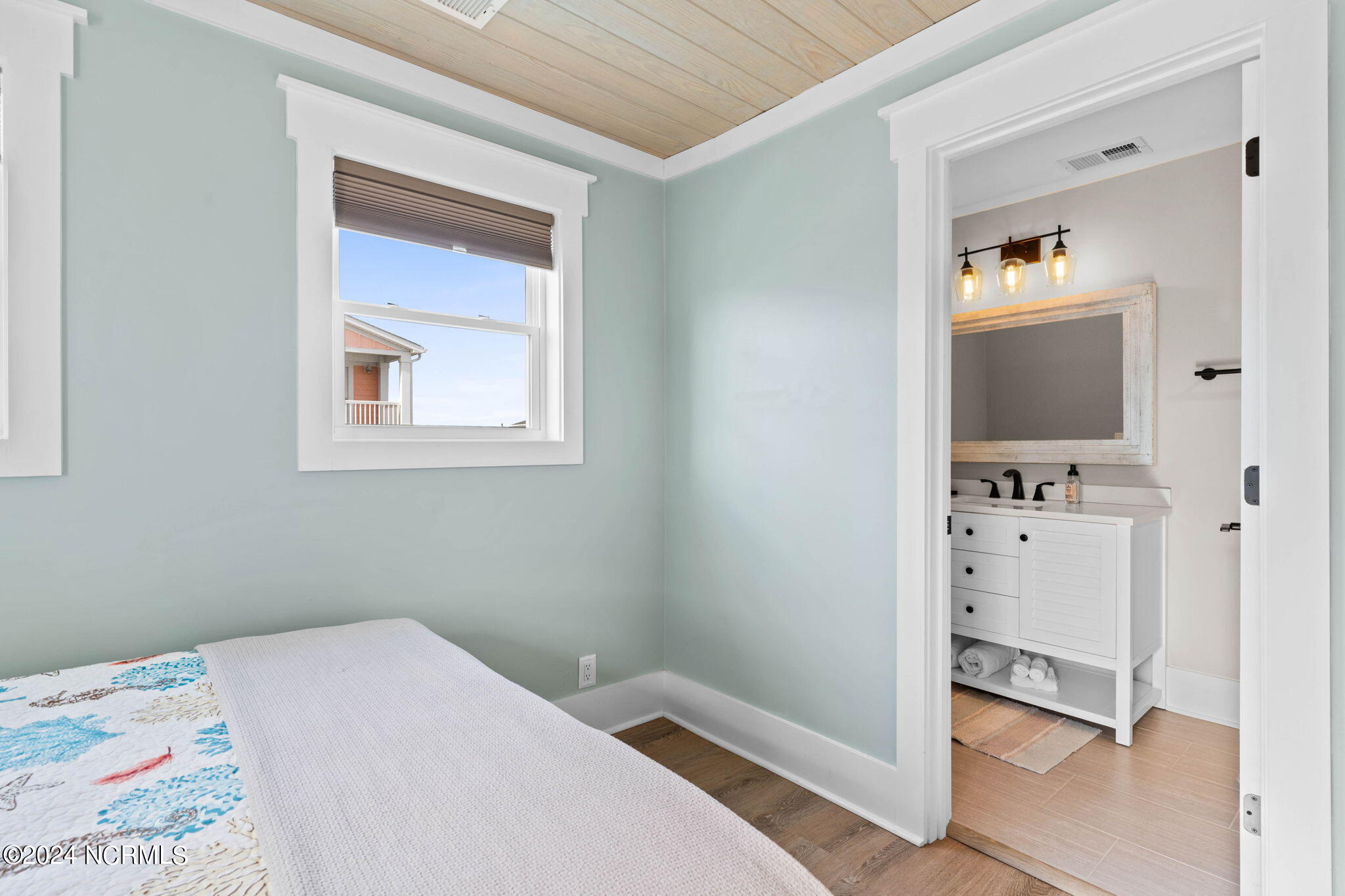 100464984 | Photo 47