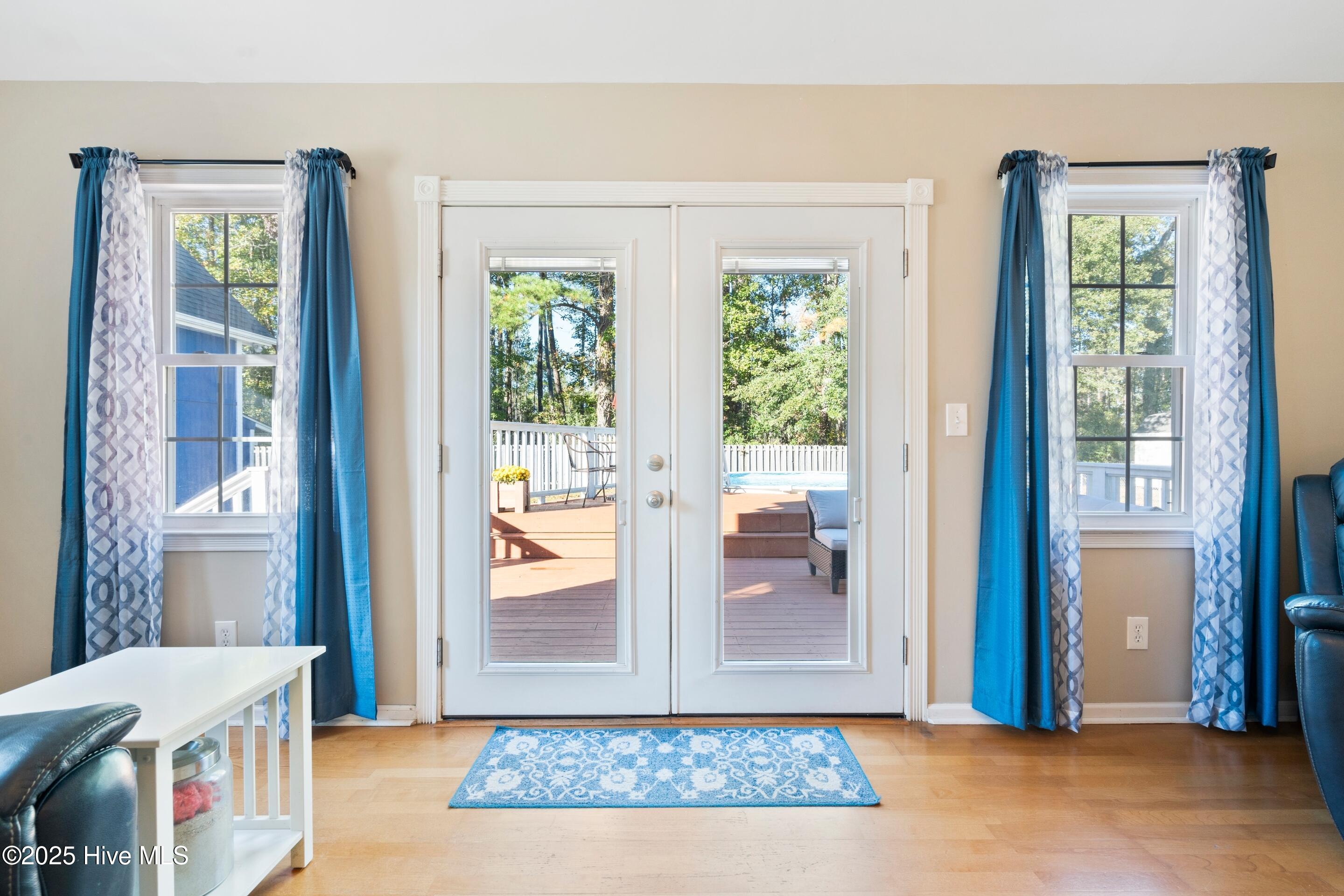 100535792 | Photo 65