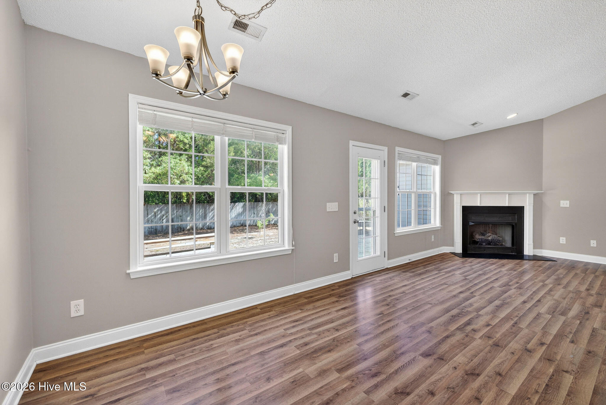 100567881 | Photo 13