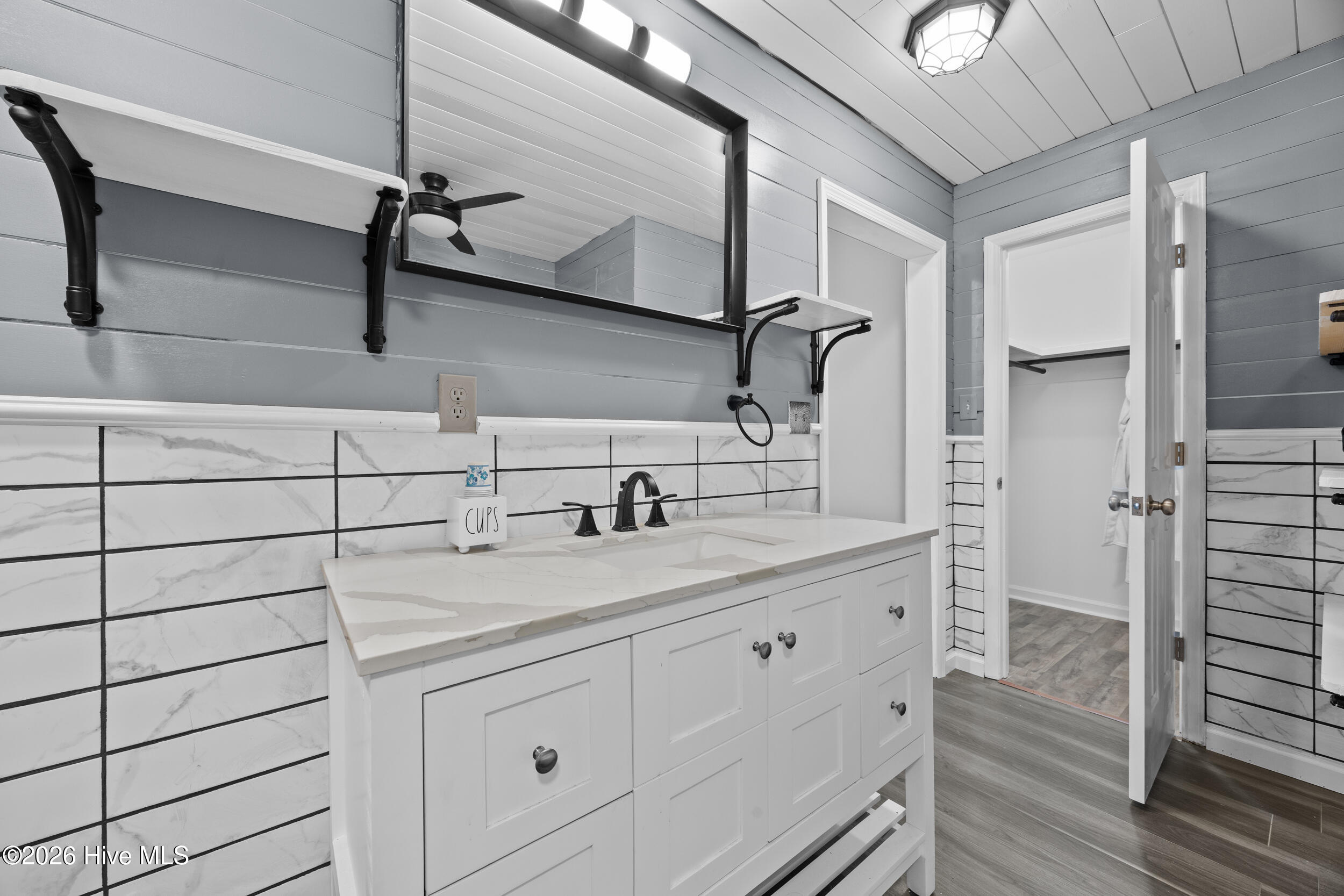 100566189 | Photo 16