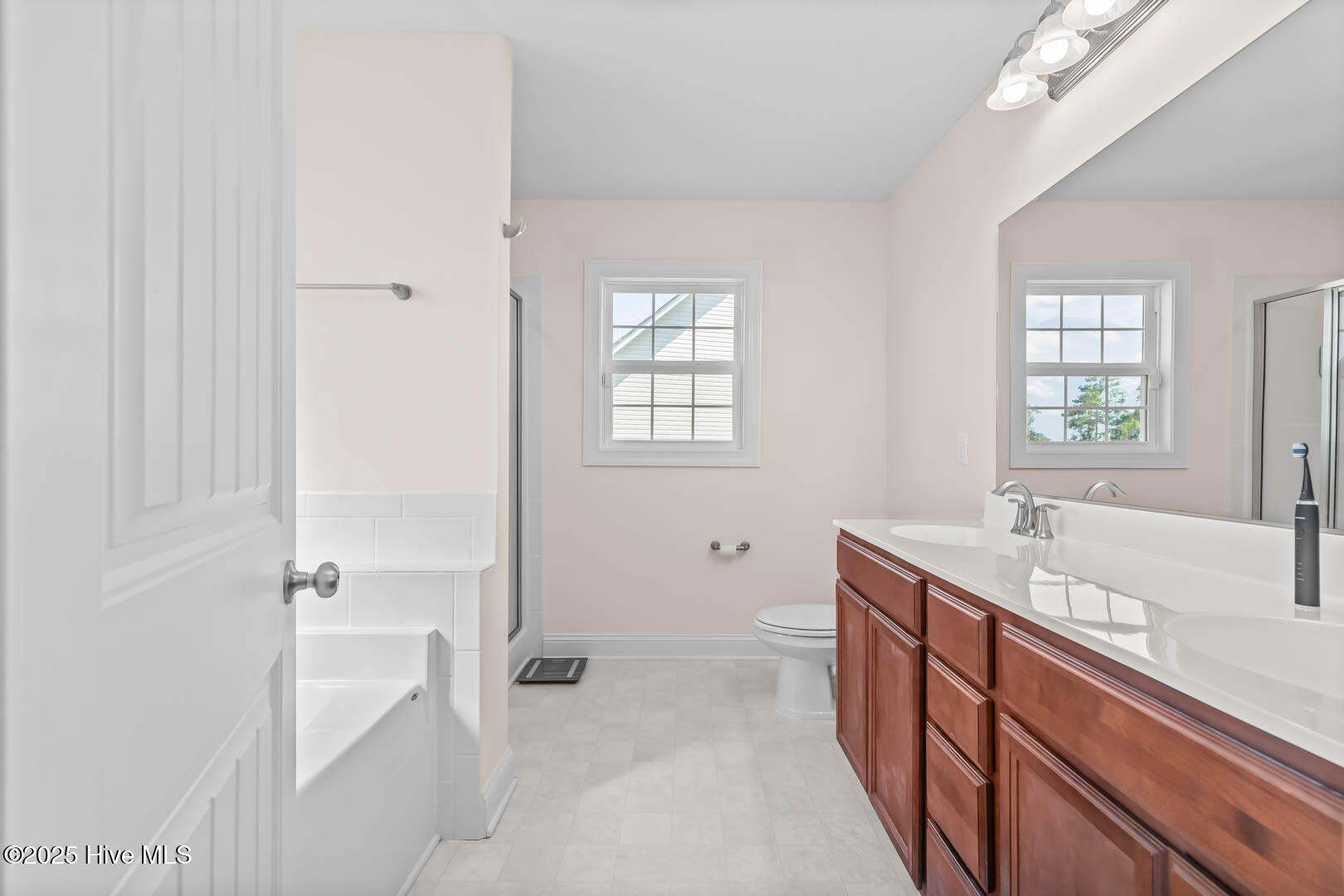 100520139 | Photo 23