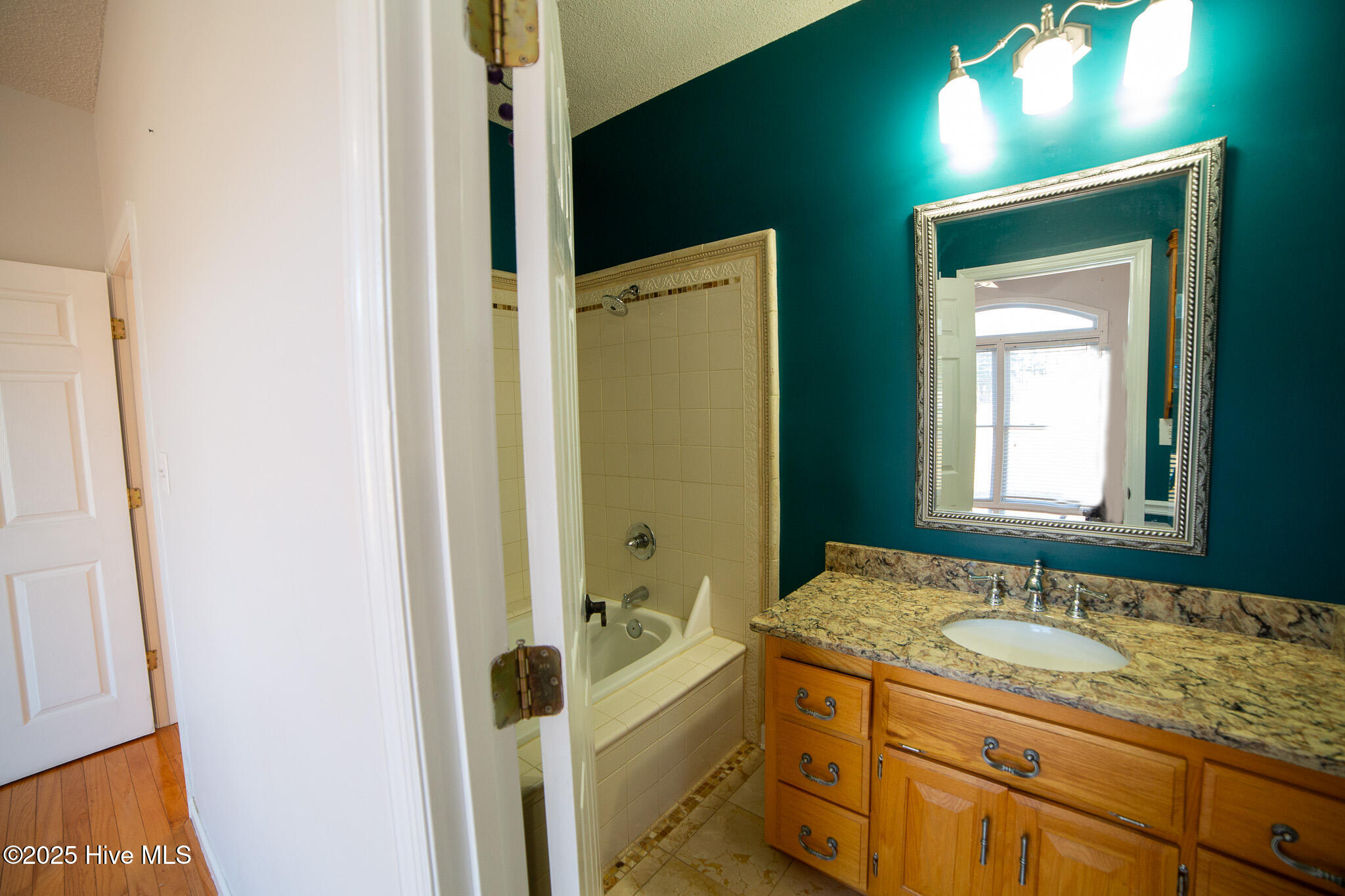 100546342 | Photo 85