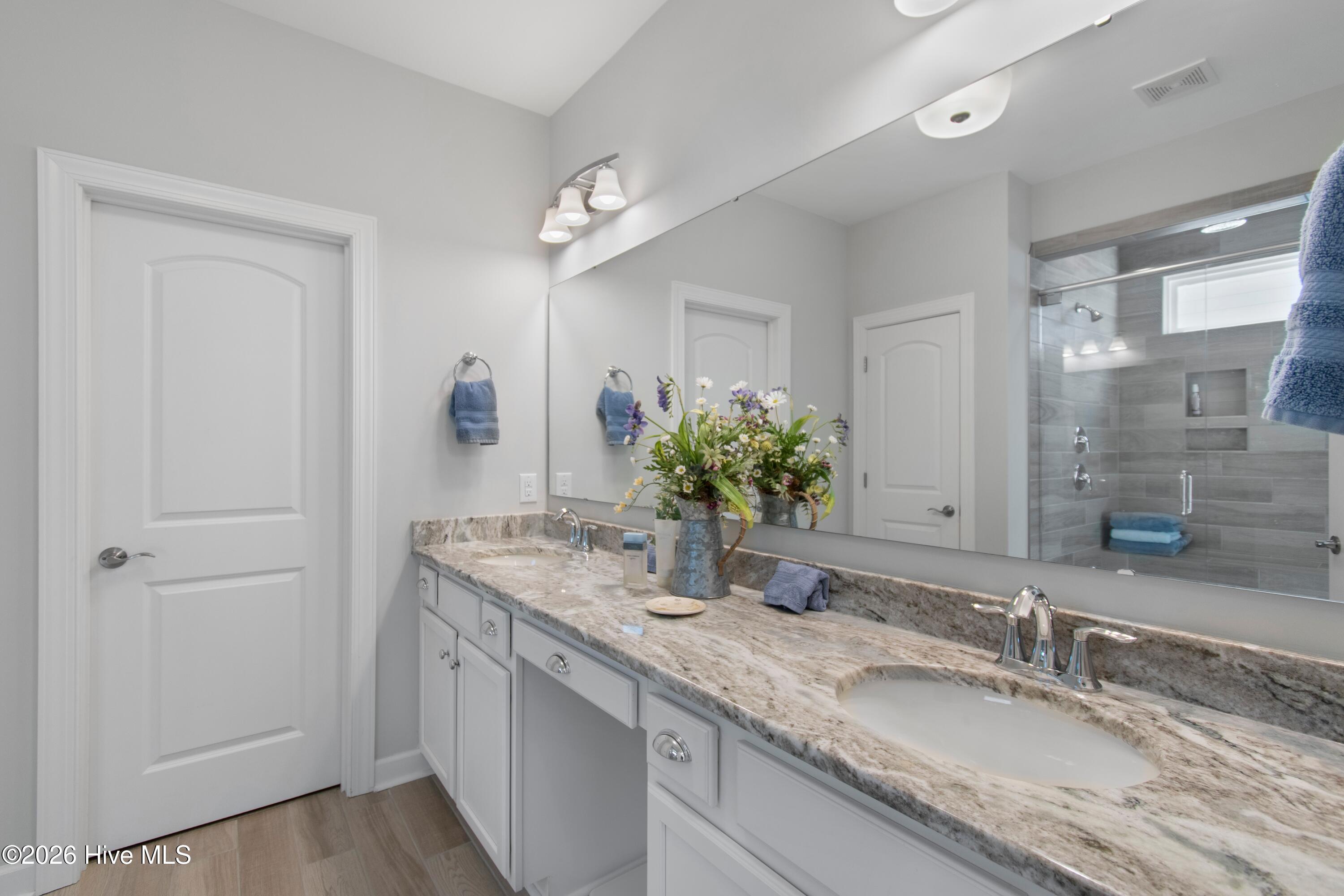 100559235 | Photo 30