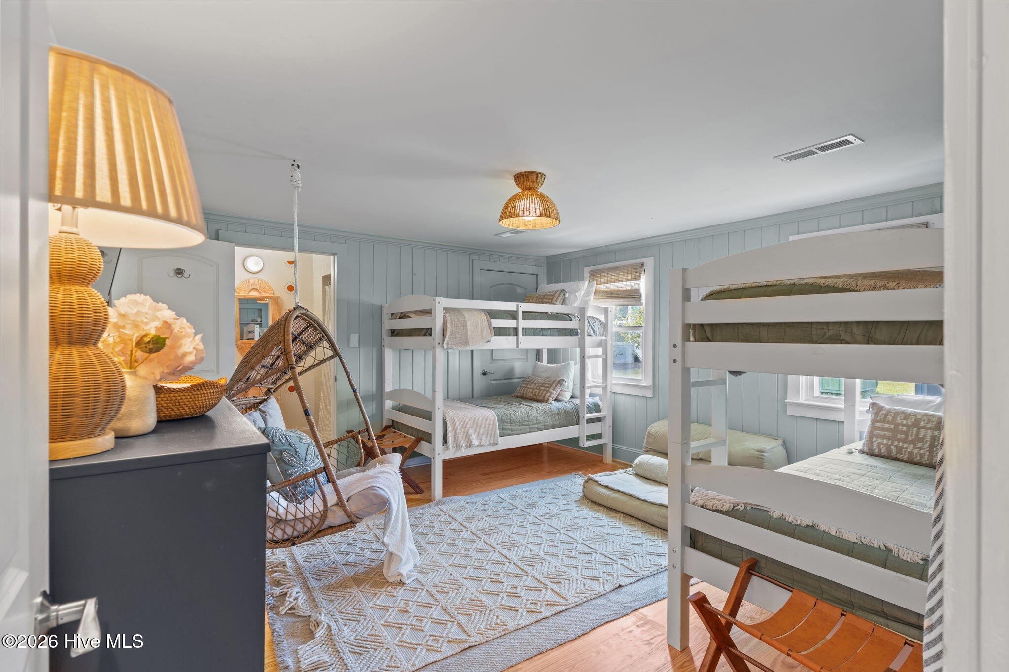 100565968 | Photo 16