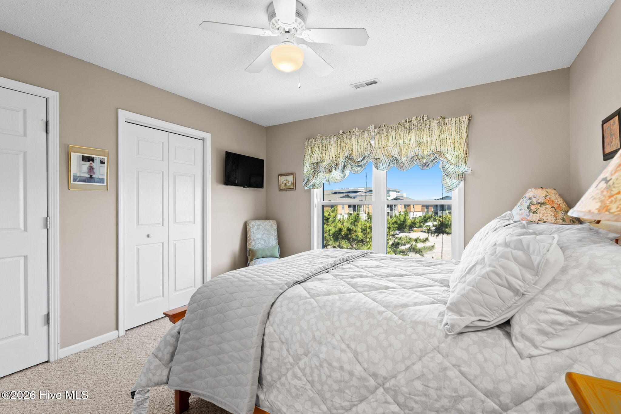 100585720 | Photo 36