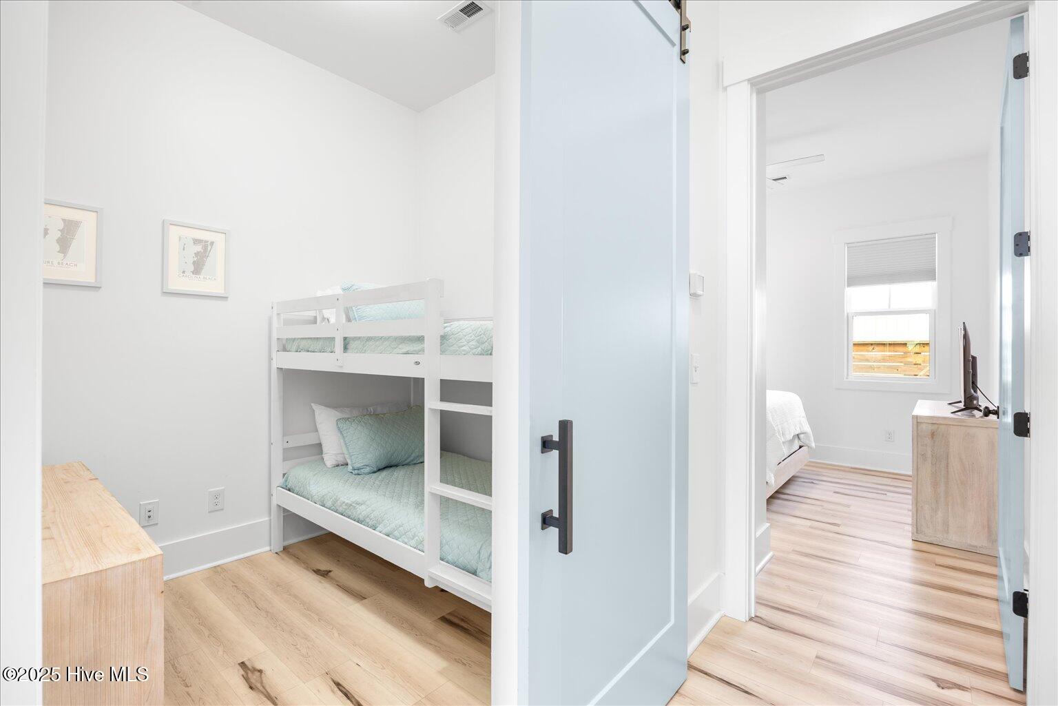 100544003 | Photo 34