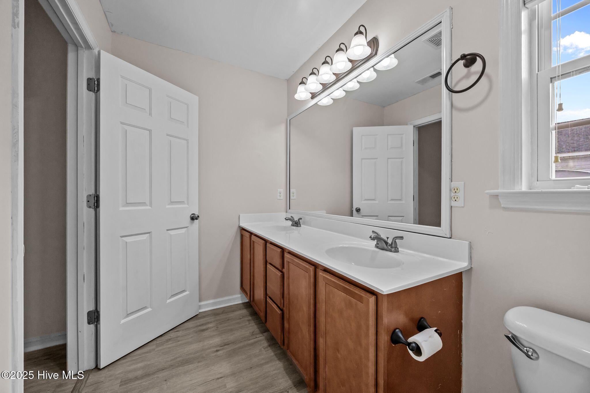 100545906 | Photo 12