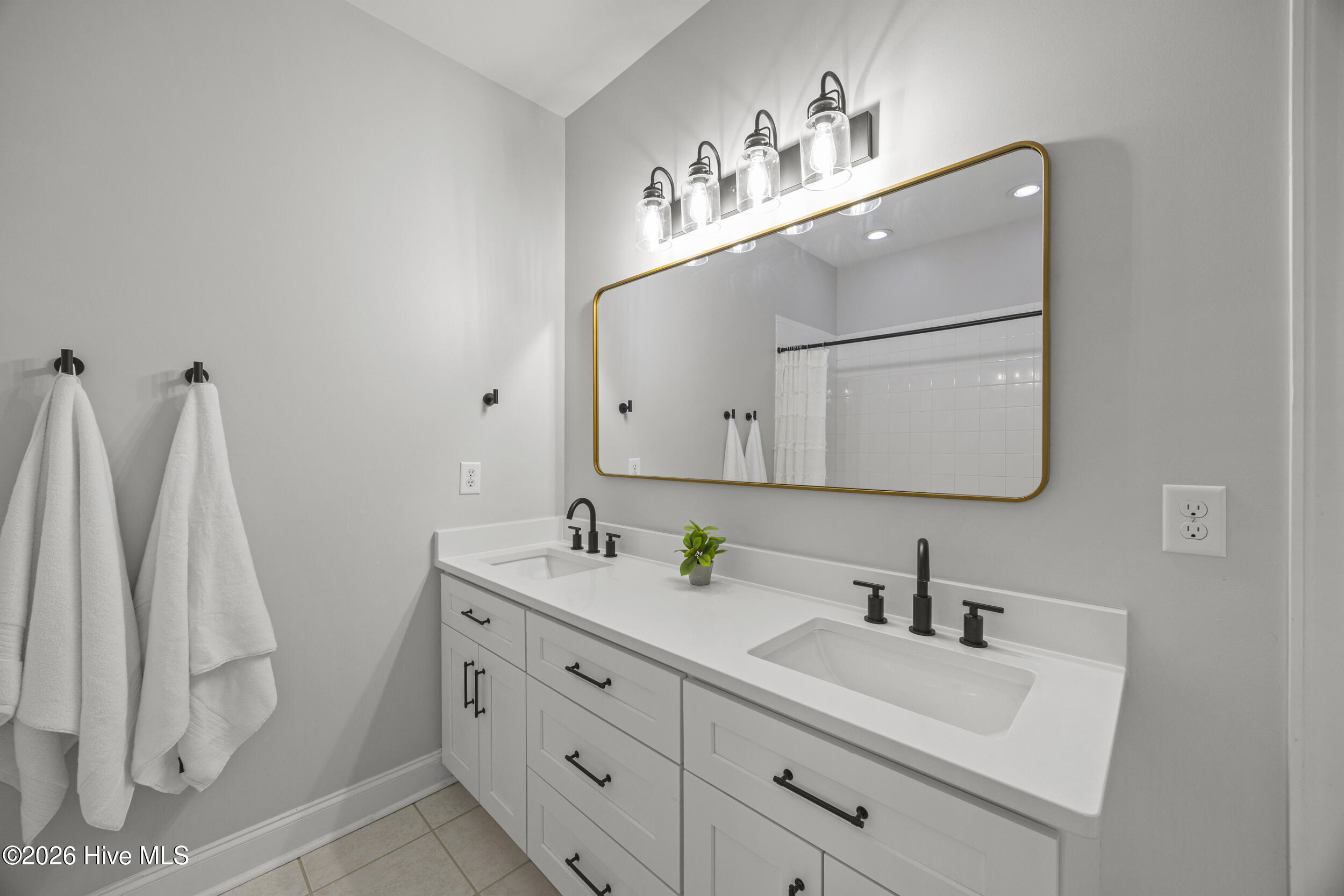 100567913 | Photo 27