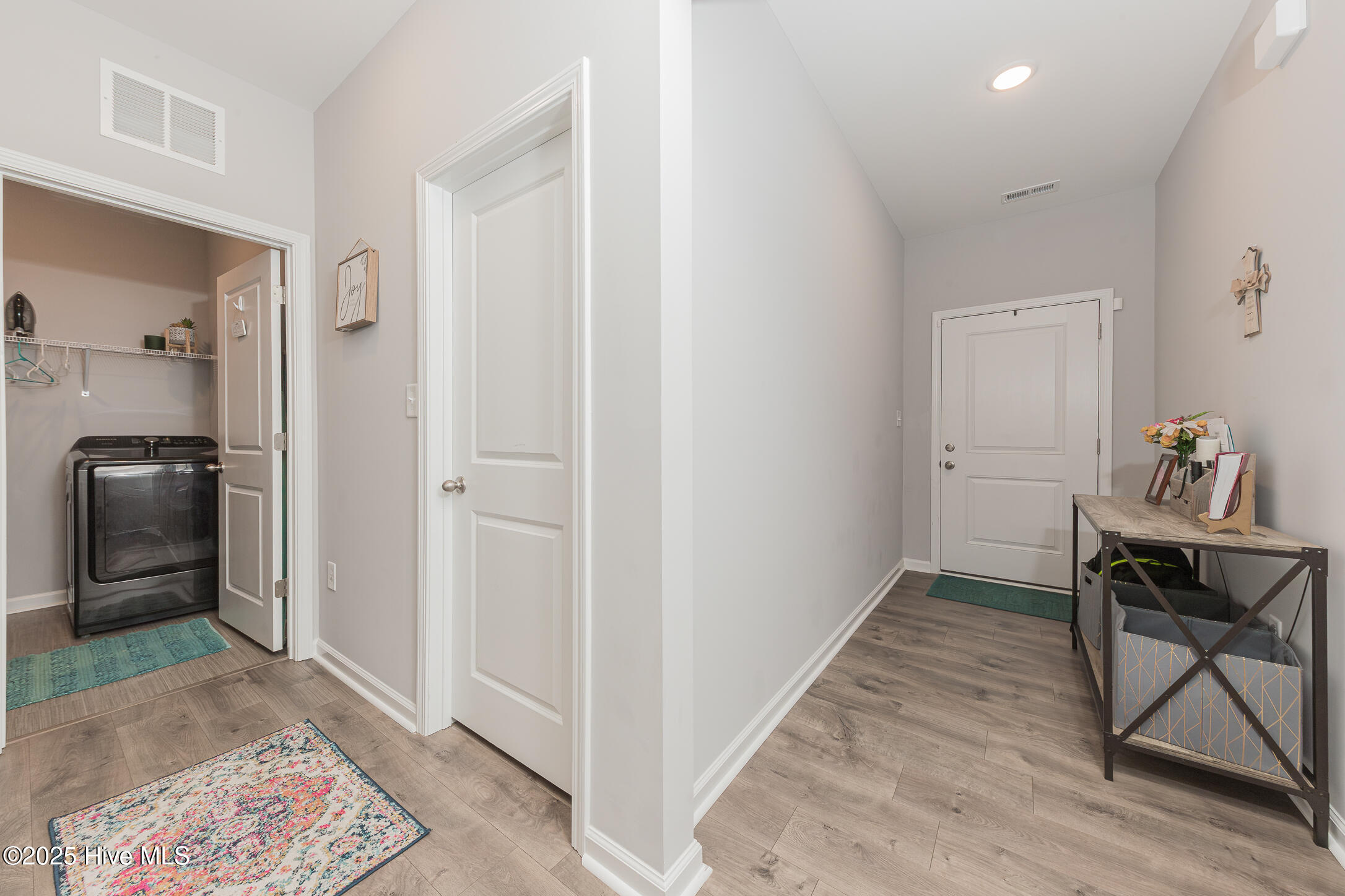 200 Laurel Lake rd foyer