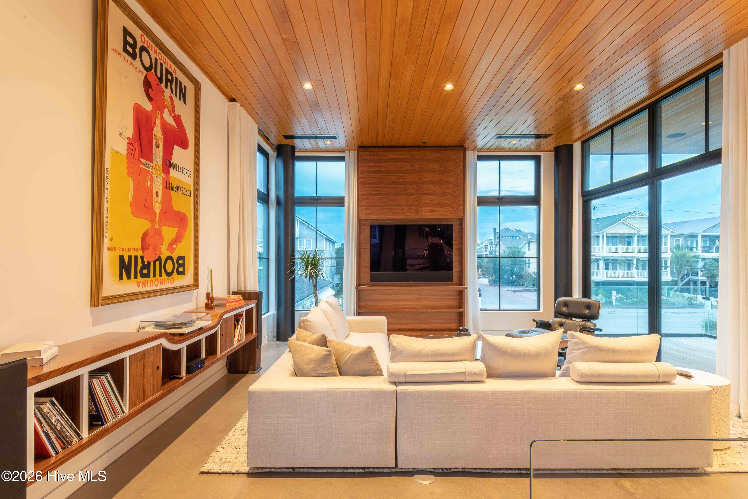 100554163 | Photo 15