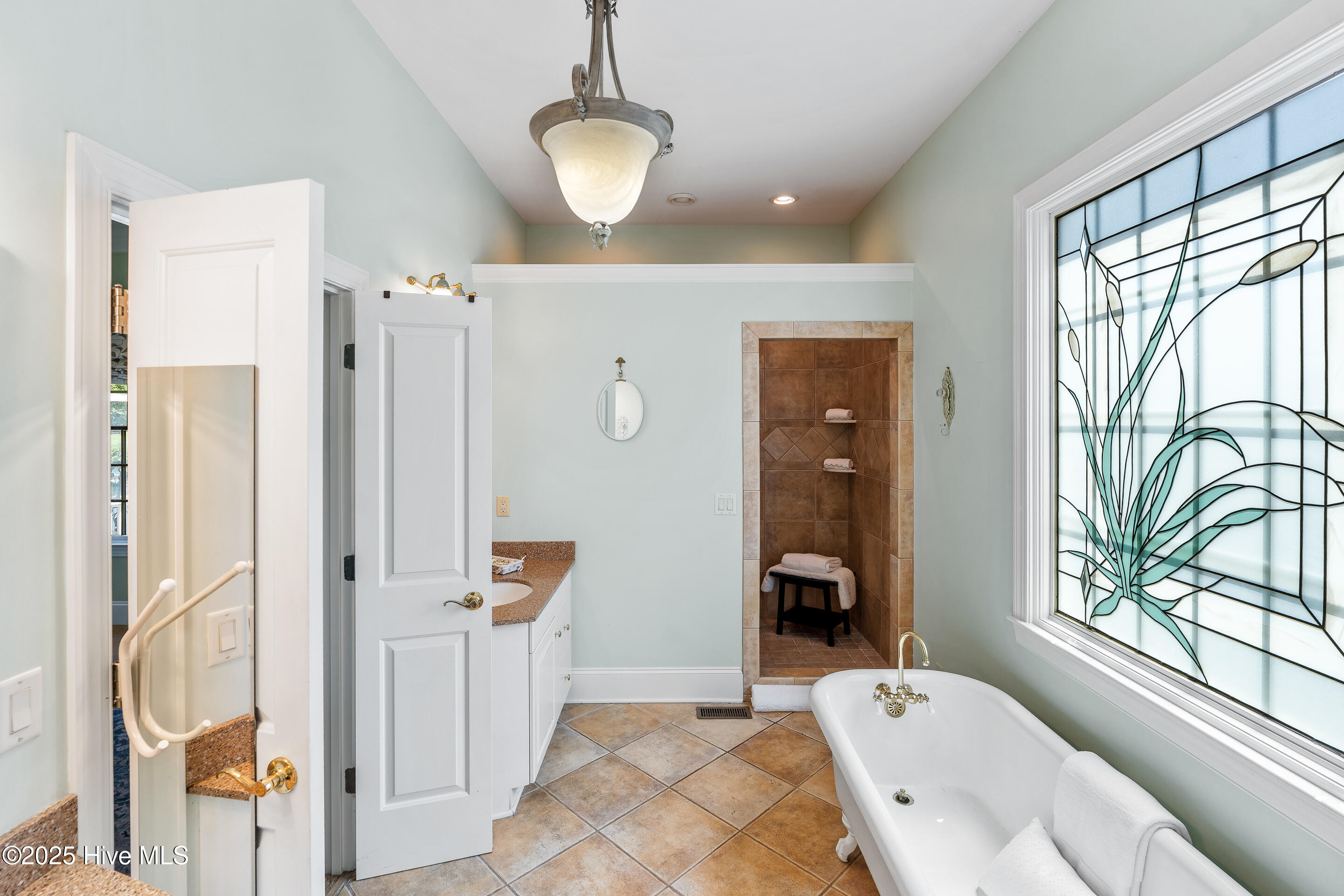 100520099 | Photo 34