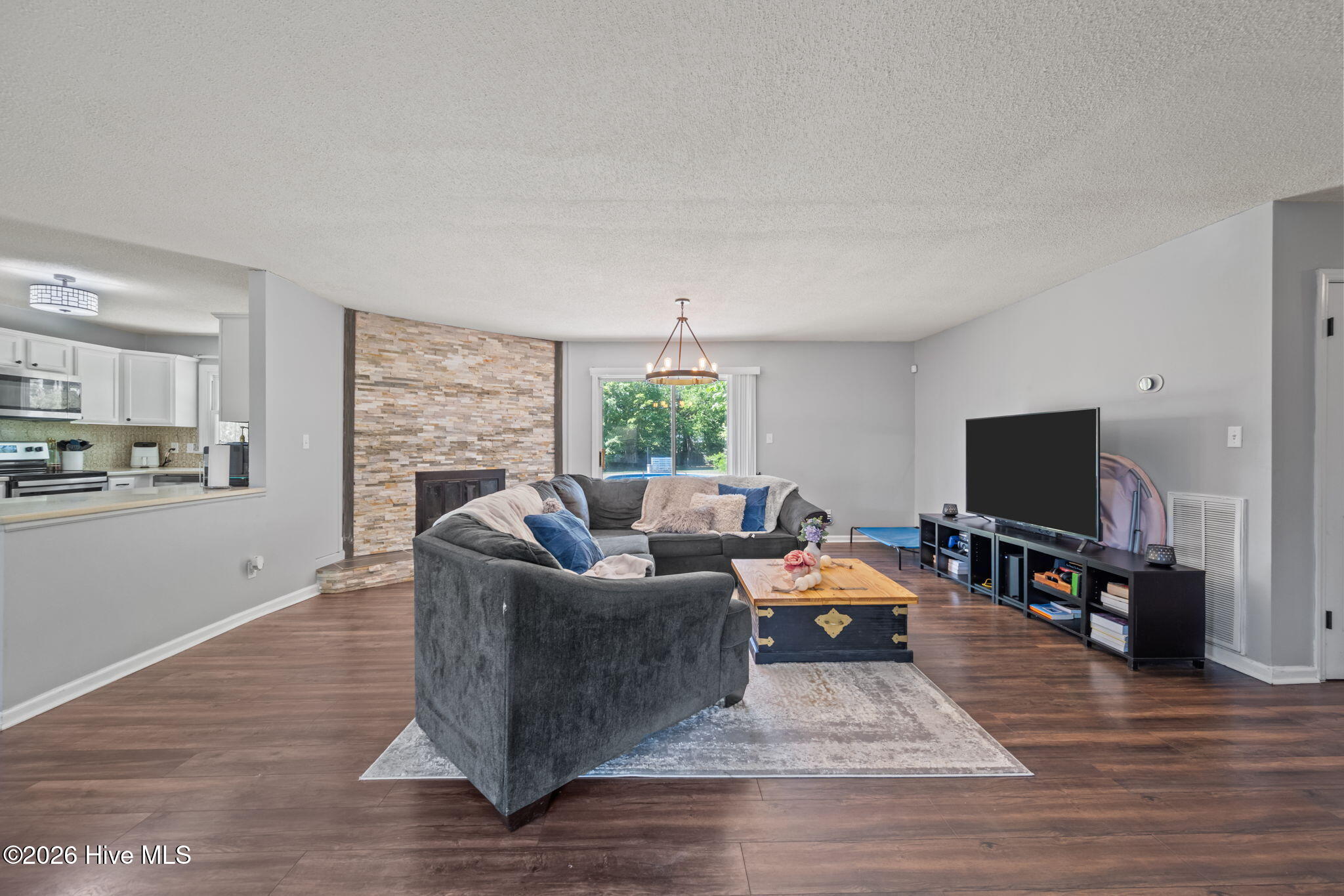 100569028 | Photo 23