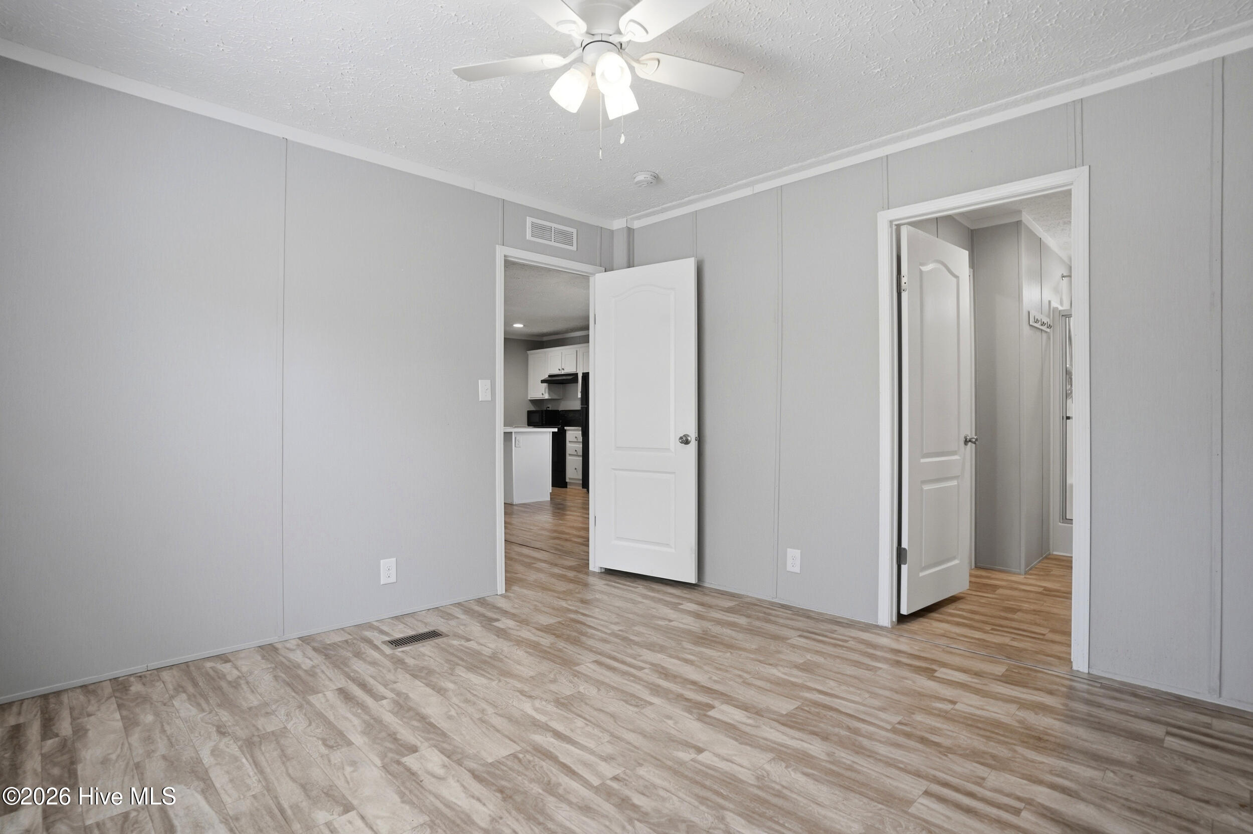 100564185 | Photo 13