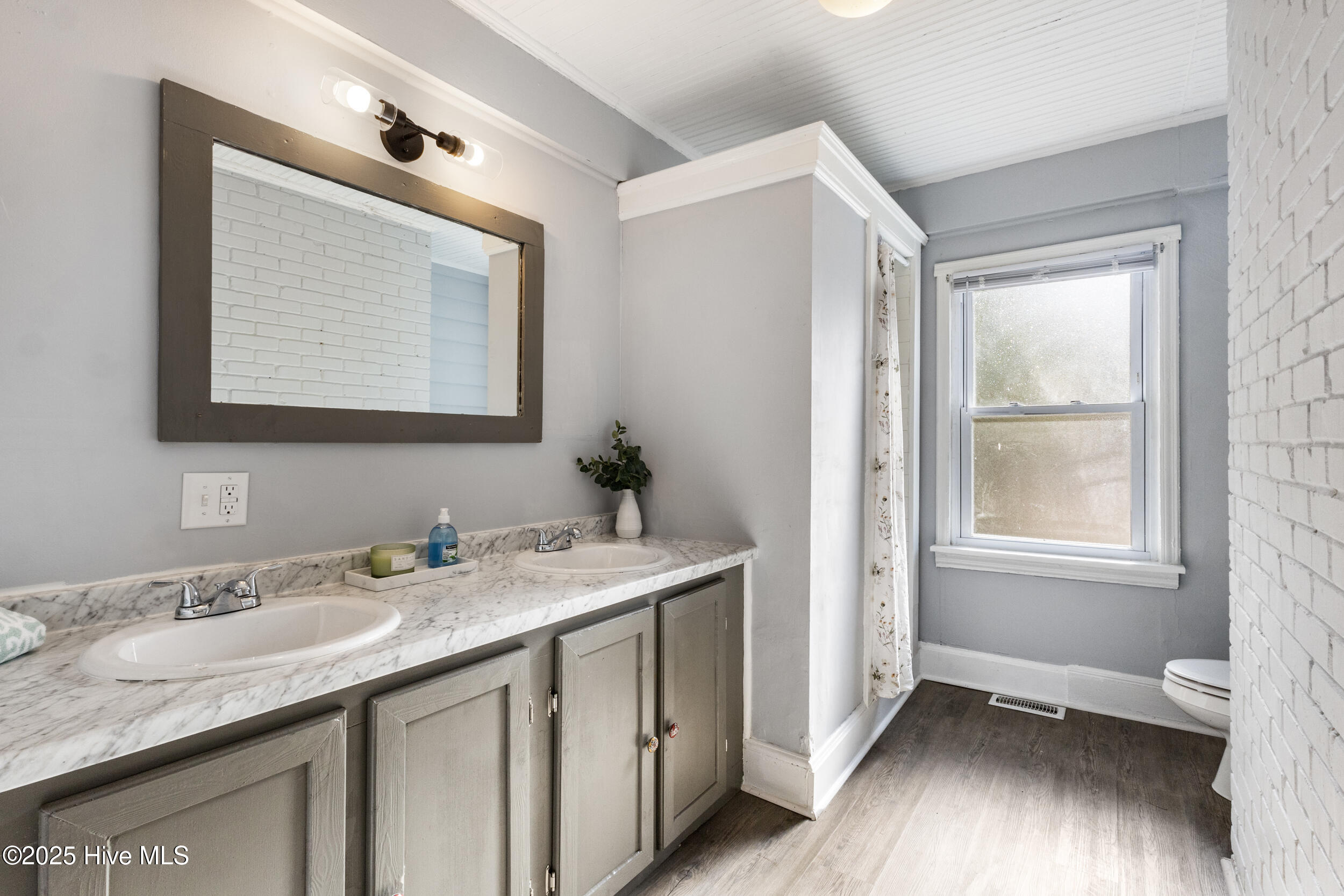 100486304 | Photo 15