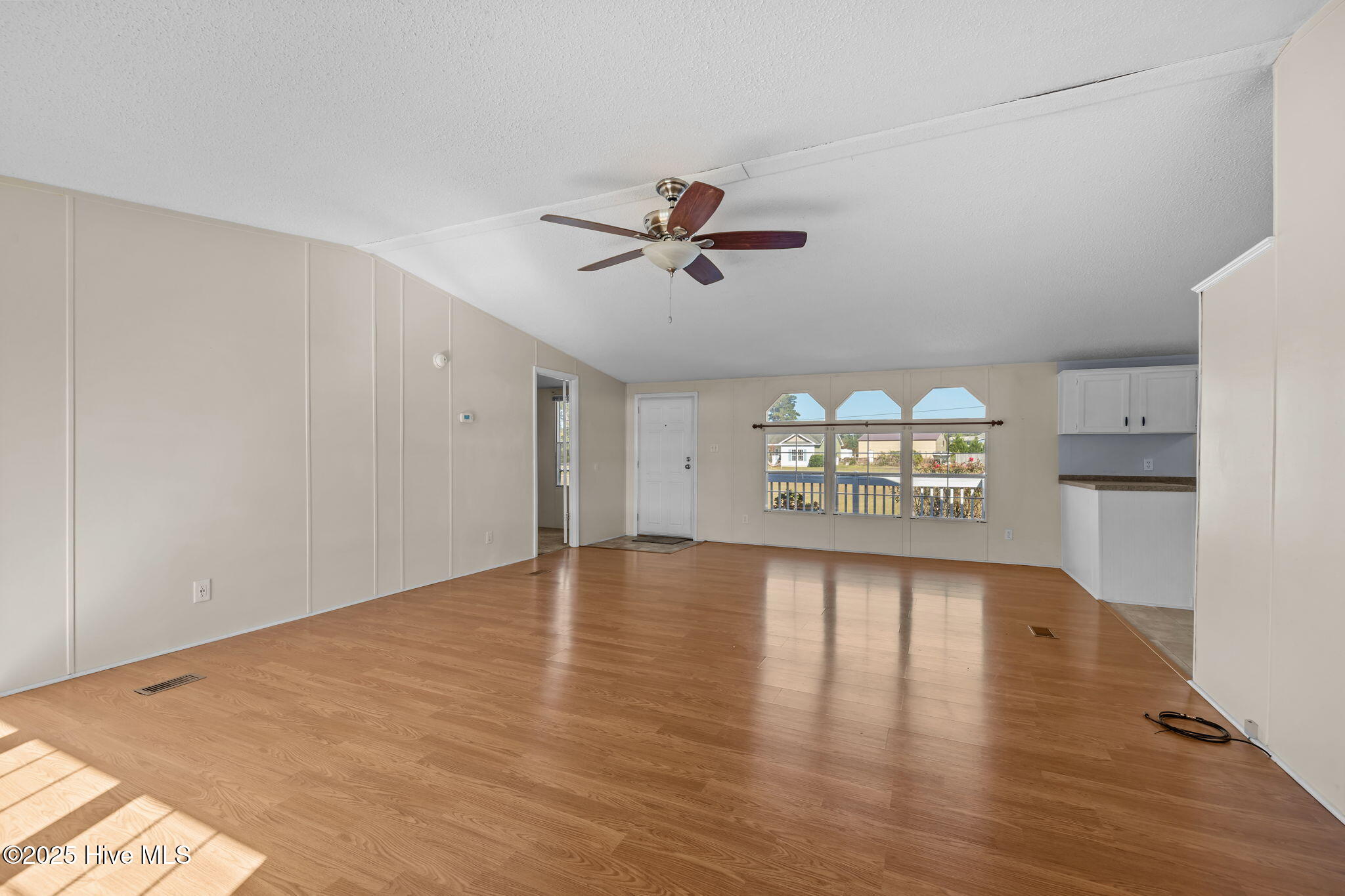 100540304 | Photo 37