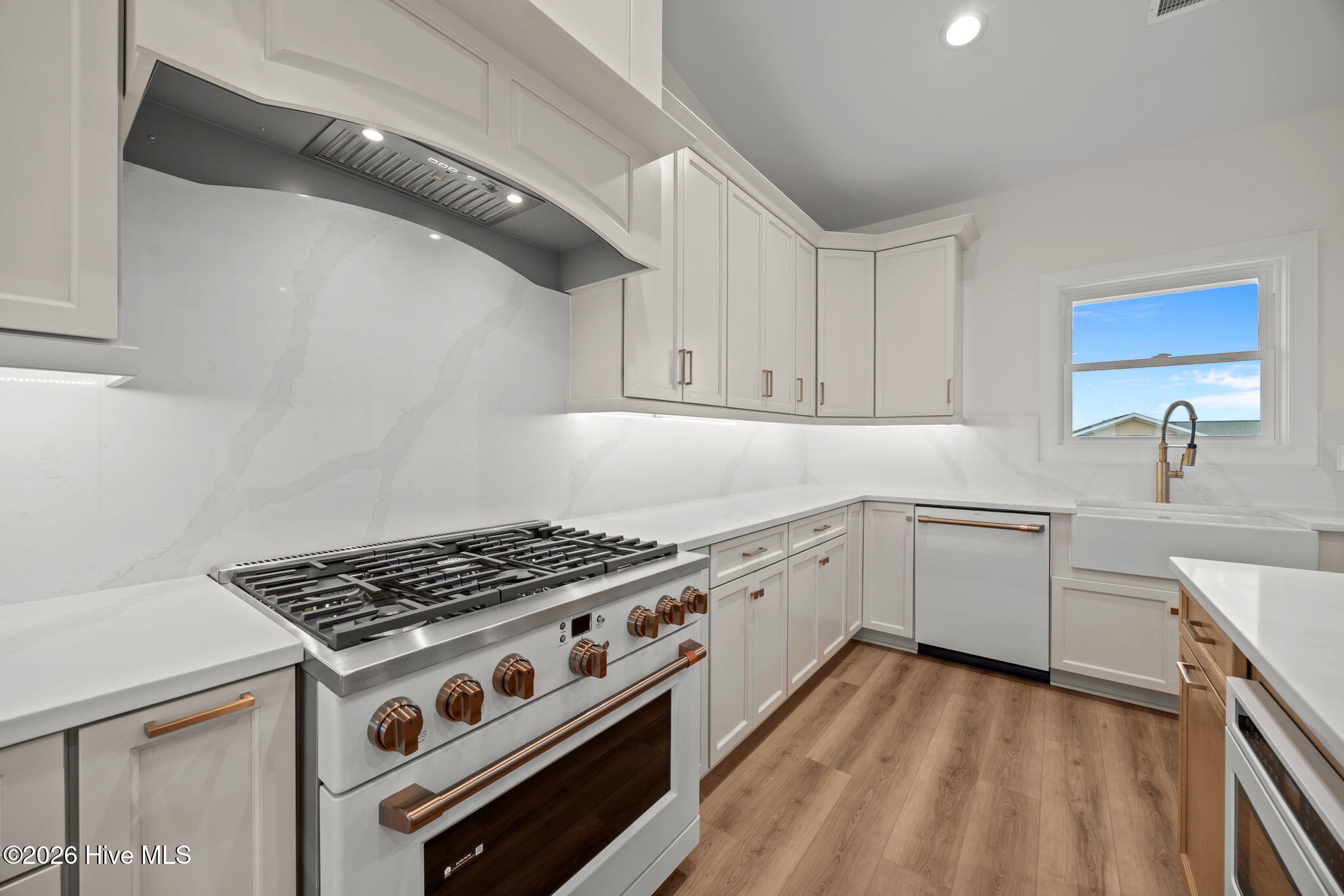 100552819 | Photo 10