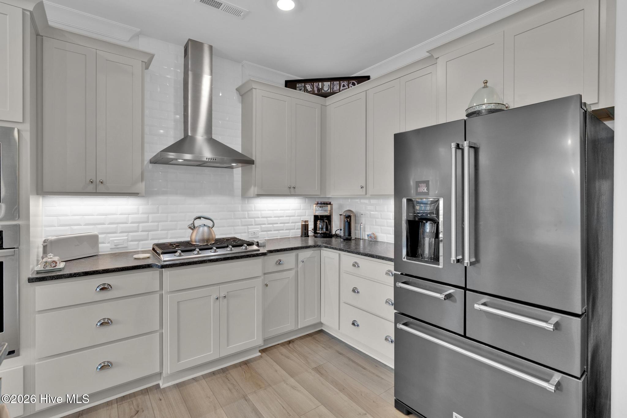 100561438 | Photo 12